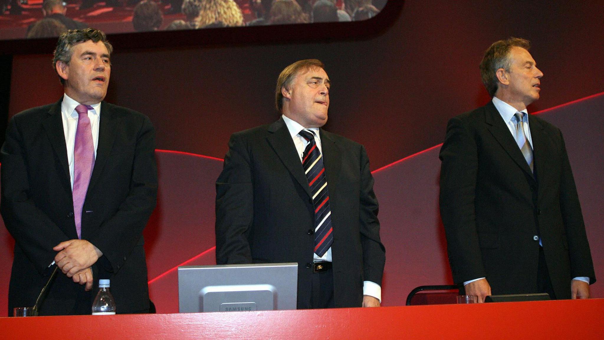 Prif Weinidog y DU, Tony Blair (dde), y Dirprwy John Prescott (canol) a Changhellor y Trysorlys Gordon Brown yn canu yn ystod cloi cynhadledd flynyddol y Blaid Lafur ym Manceinion, ym Medi 2006. Cyhoeddodd Prescott ei fwriad i sefyll i lawr ac mai hon fyddai ei gynhadledd olaf fel dirprwy brif weinidog