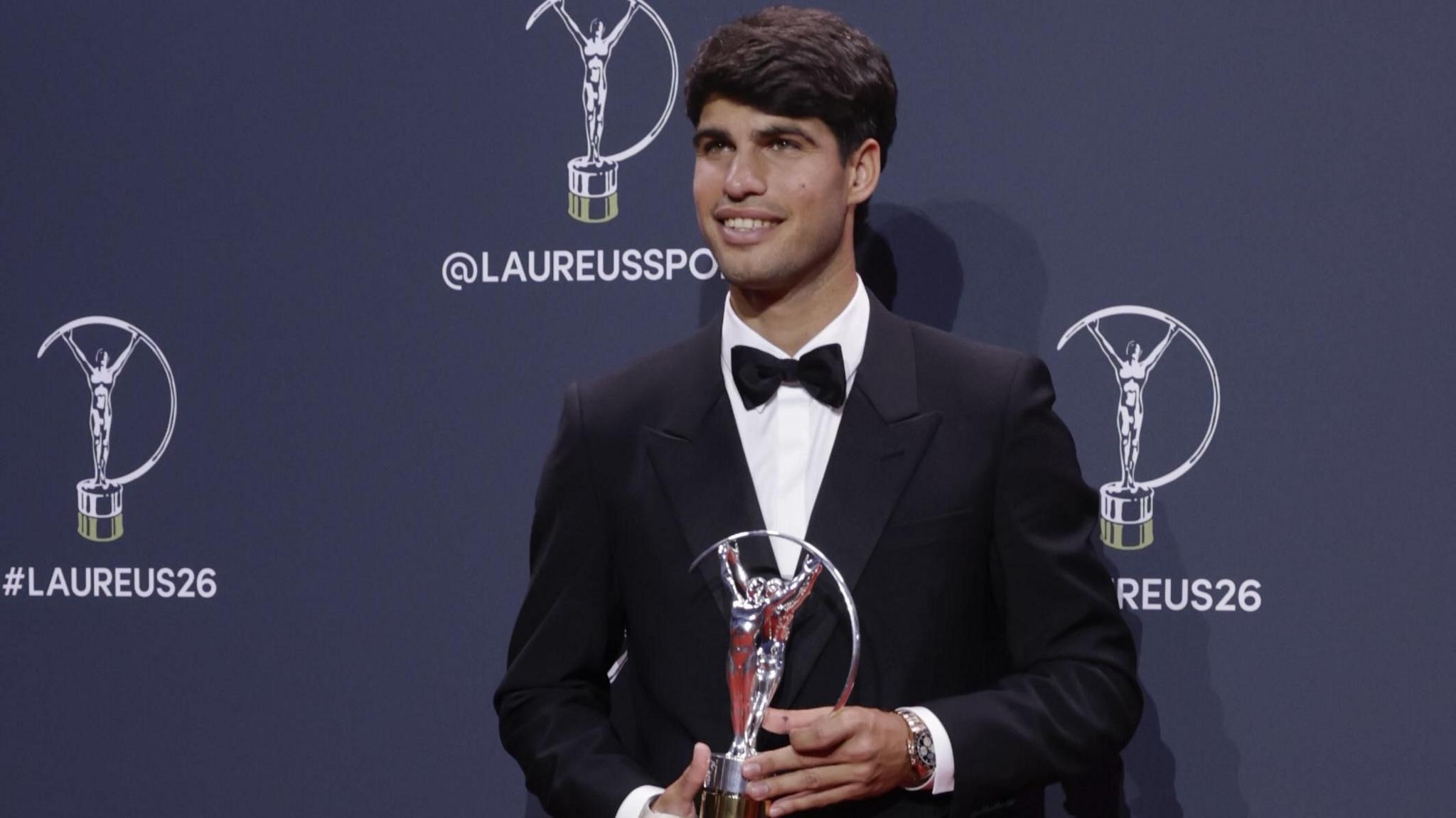Carlos Alcaraz poses with his silver trophy