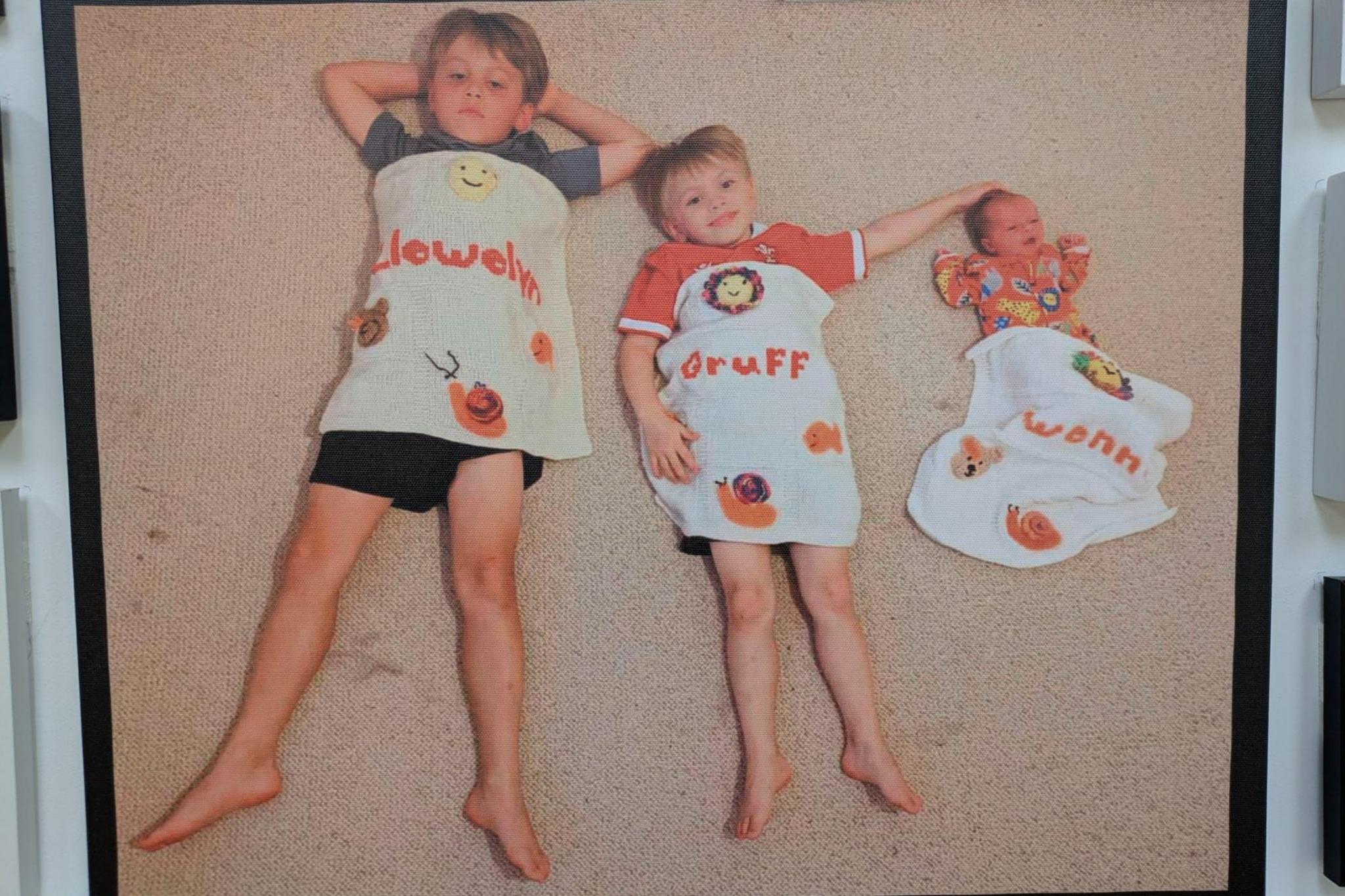 Tri o blant mewn blancedi