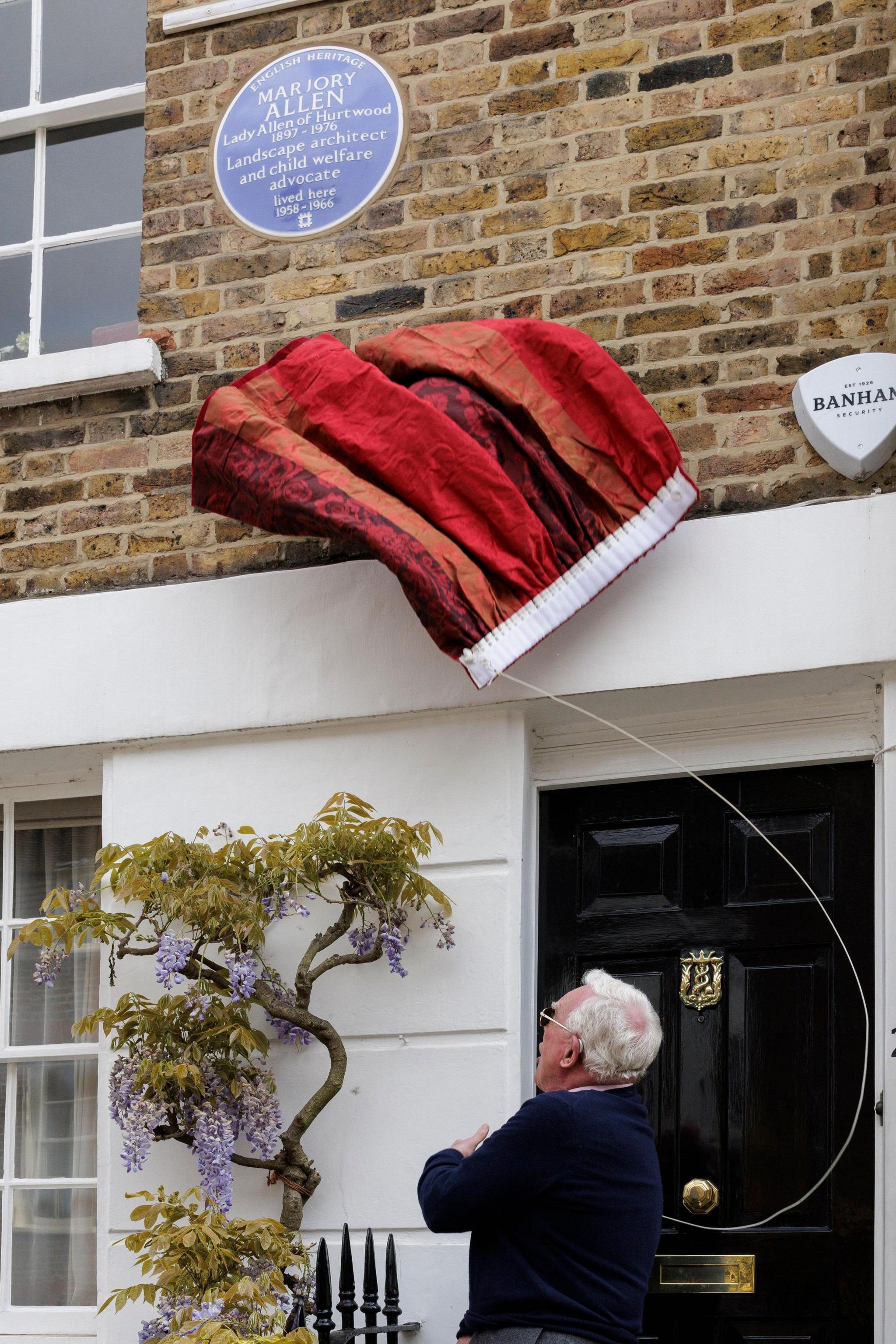 Marjory Allen’s nephew Richard Gill unveils the plaque 