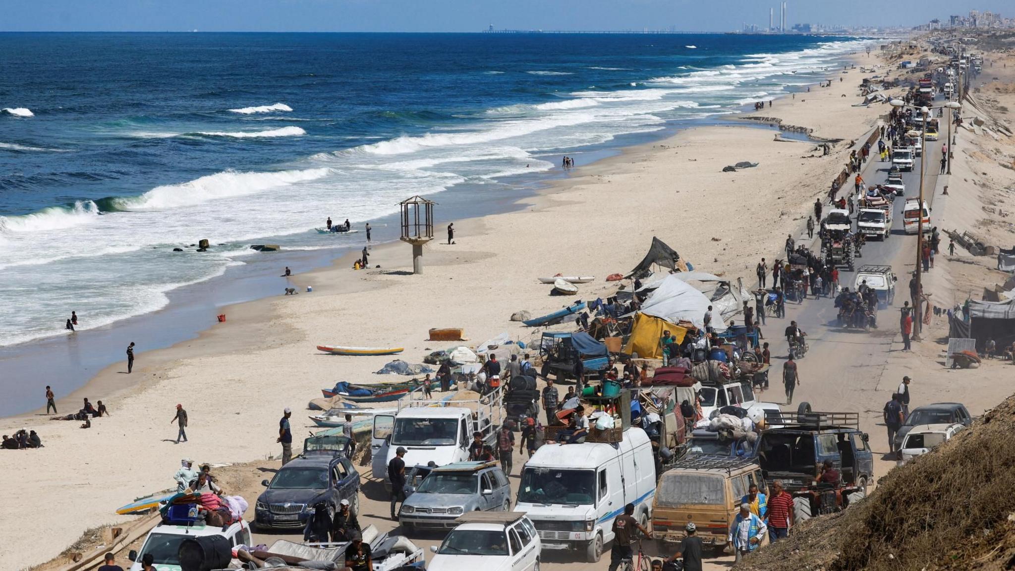 Displaced Palestinians flee northern Gaza amid an Israeli military operation, as seen from central Gaza (1 October 2025)