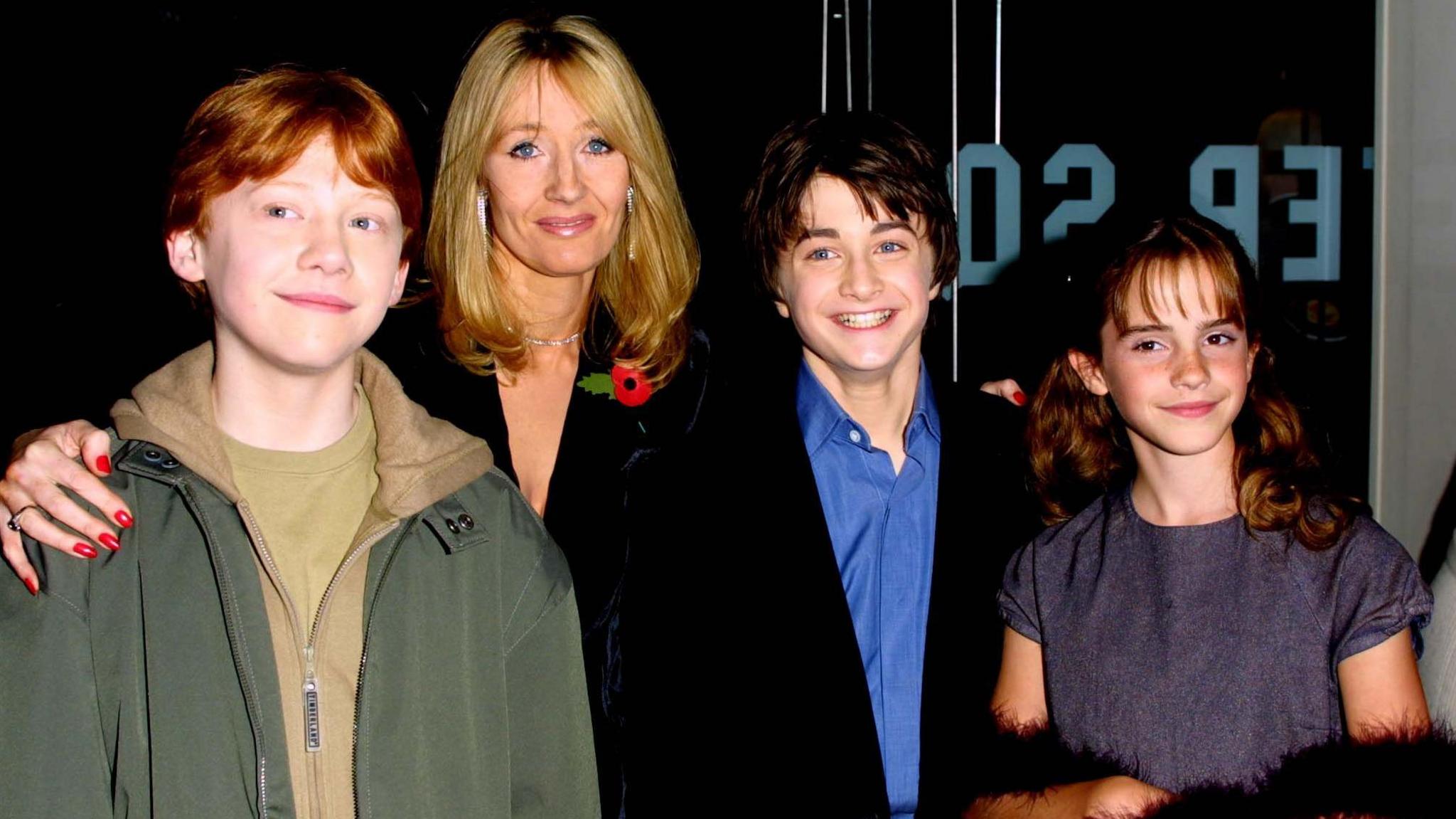 (L to R) Rupert Grint (Ron Weasley), author JK Rowling, Daniel Radcliffe (Harry Potter) and Emma Watson (Hermione Granger) attend the world film premiere of "Harry Potter and The Philosopher's Stone" at the Odeon Leicester Square cinema in London on November 4, 2001