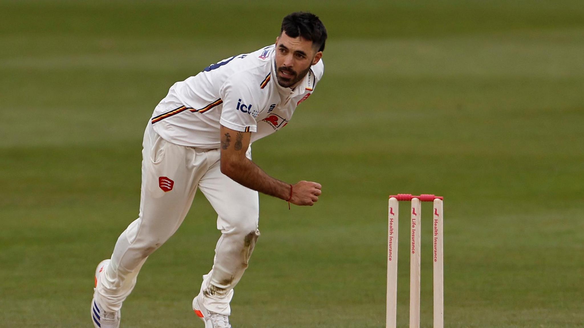 Shane Snater bowling a cricket ball