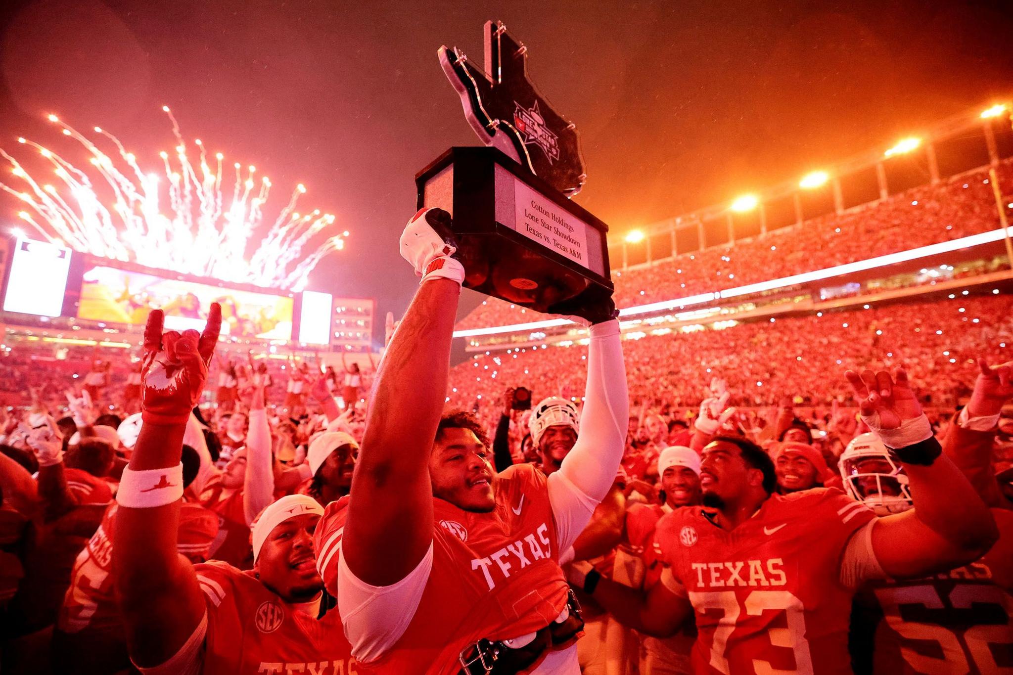 Nick Brooks de los Texas Longhorns levanta el trofeo Lone Star Showdown después de vencer a los Texas A&M Aggies 27-17 en el Darrell K Royal-Texas Memorial Stadium en Austin.