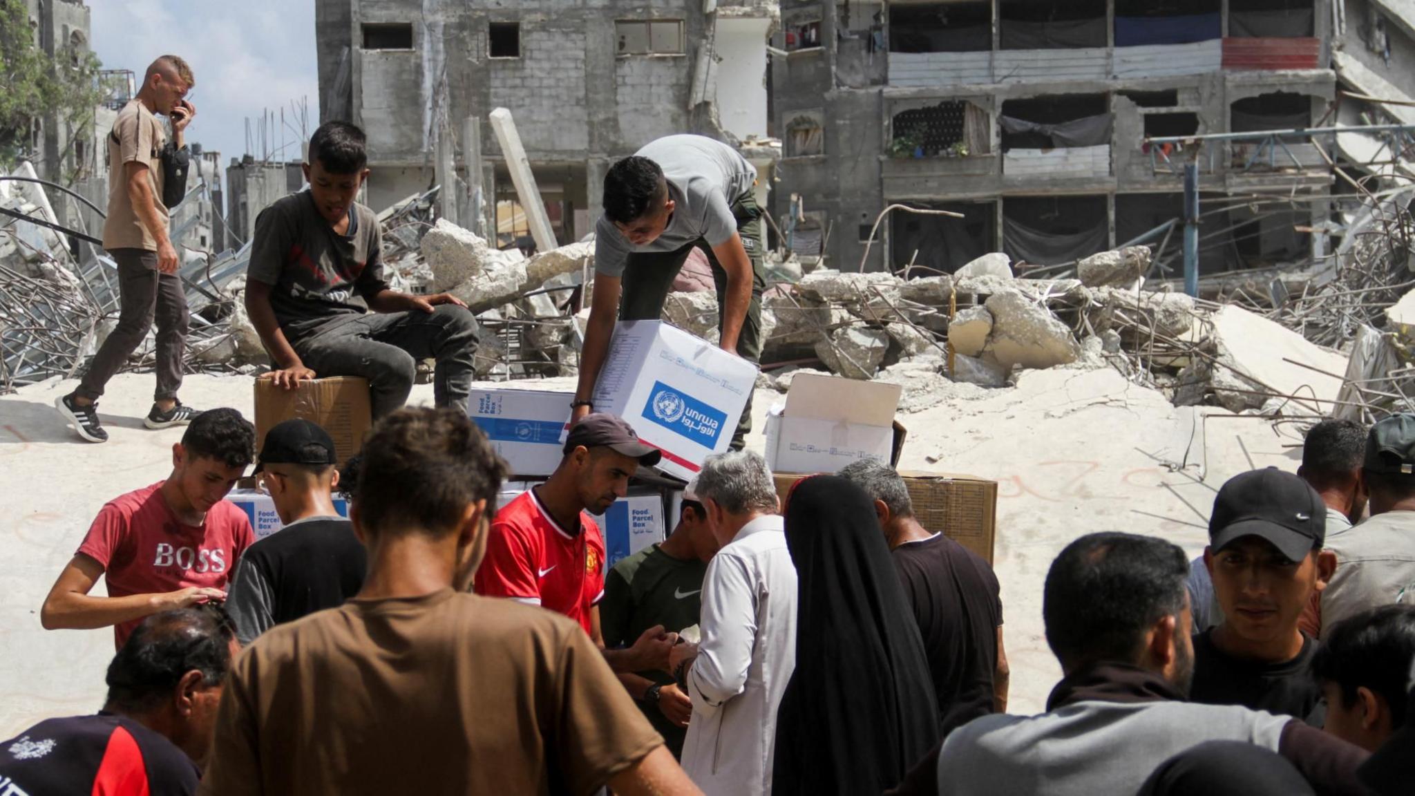 Palestinians collect food aid from a United Nations distribution centre in Jabalia, in northern Gaza (24 August 2024)