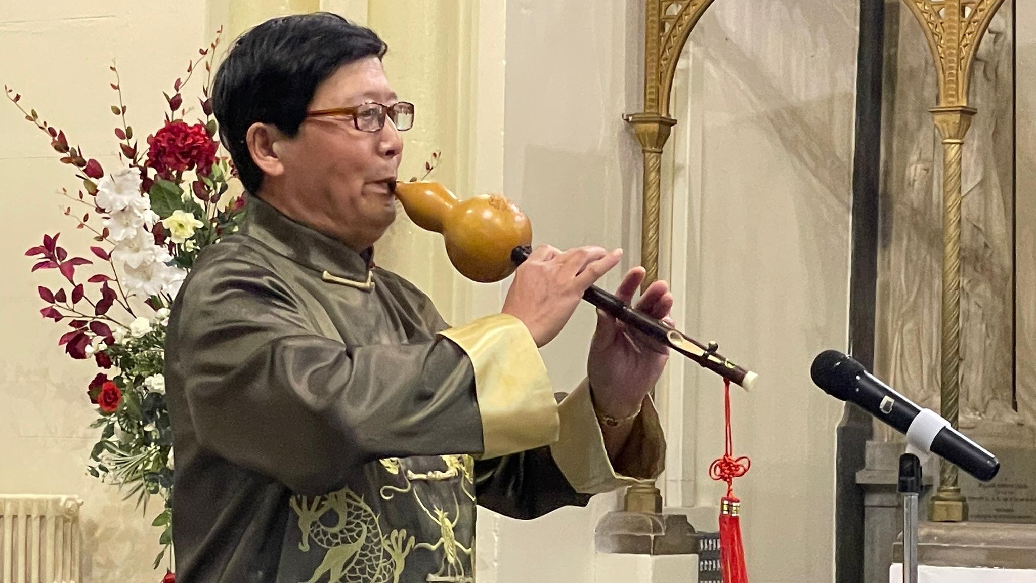 Cucurbit flute performer