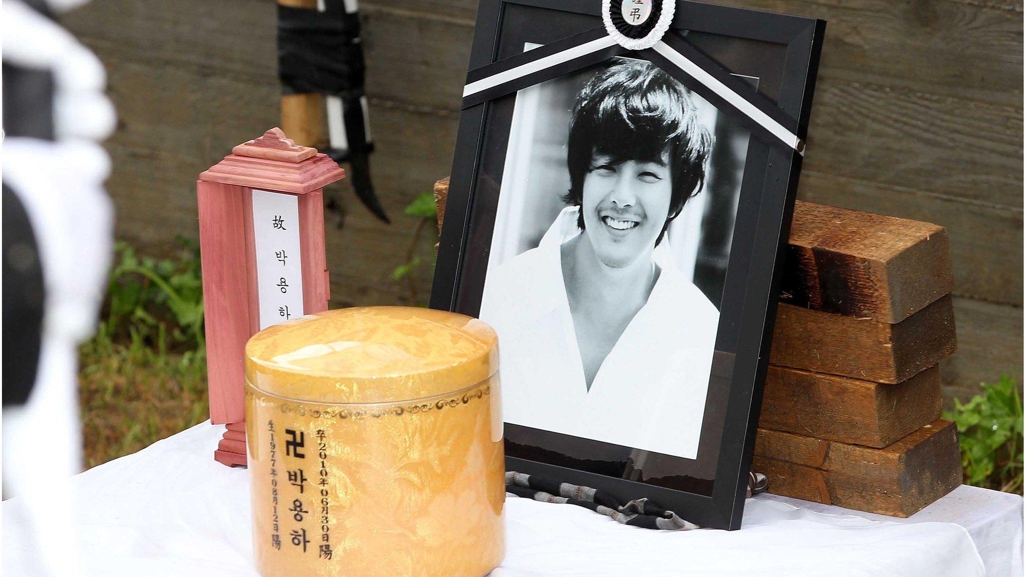 Memorial to South Korean actor Park Yong-ha, who committed suicide (June 2010)