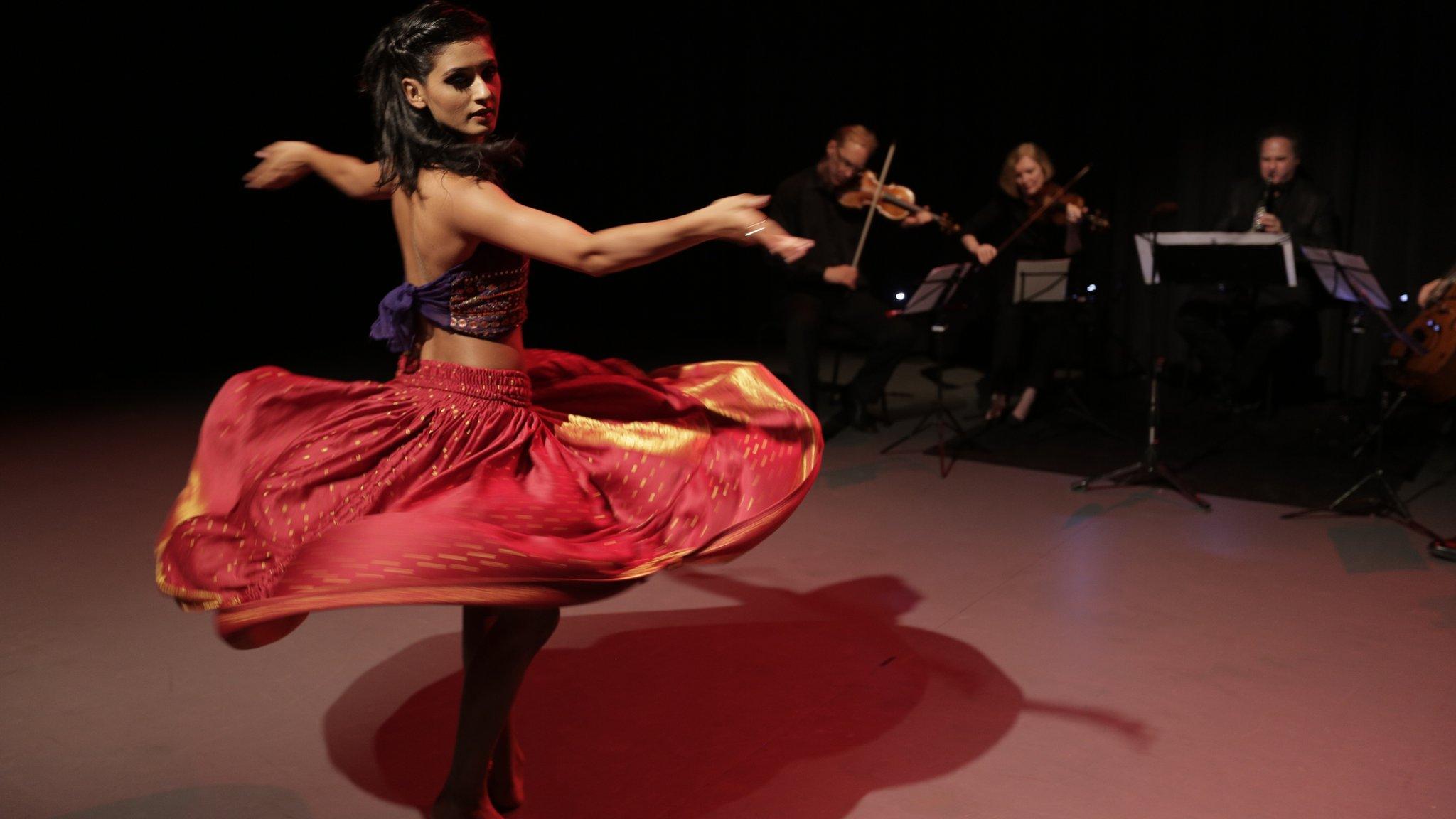 Shakti Mohan performing with a string quartet