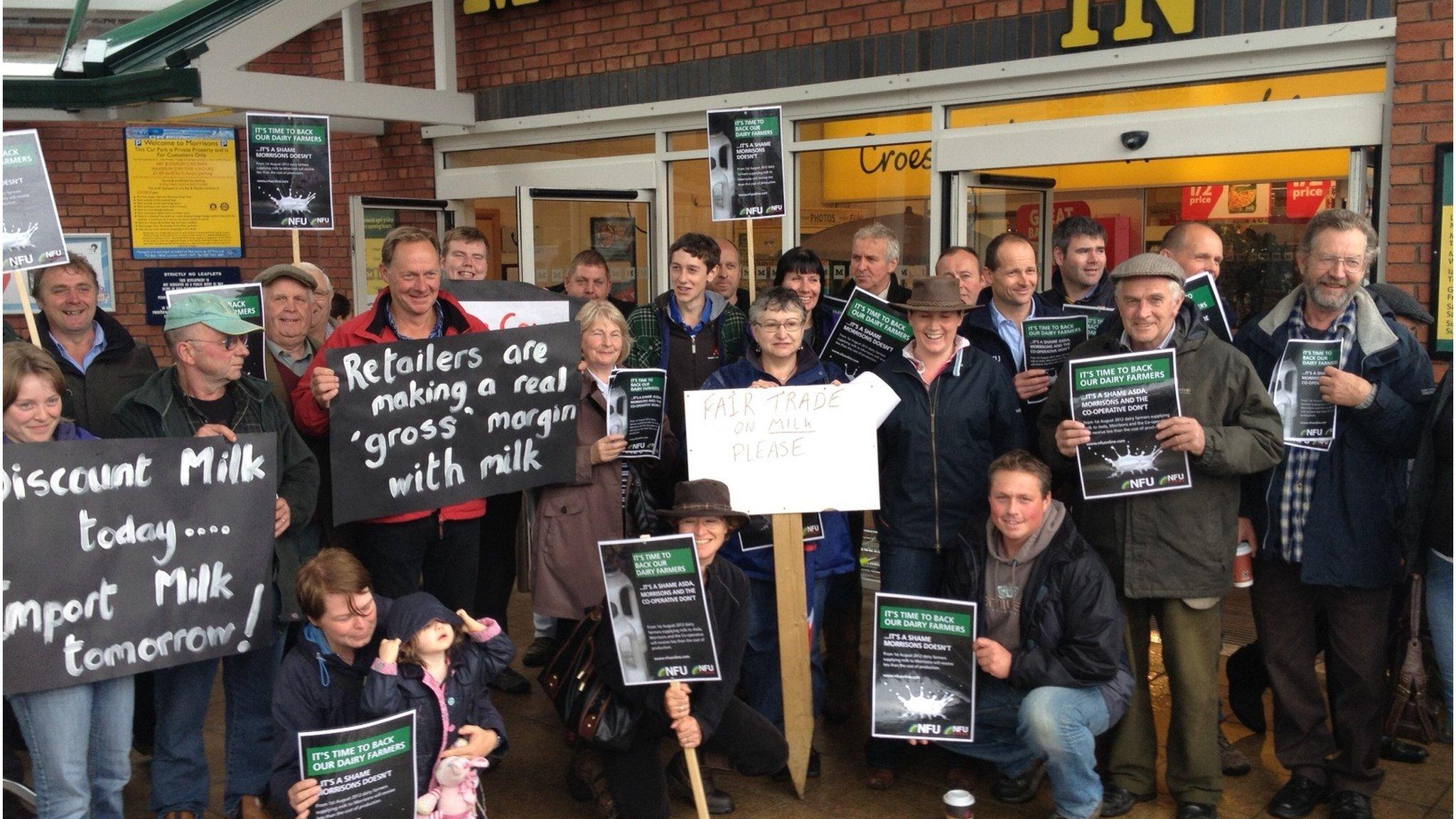Ffermwyr yn protestio y tu allan i archfarchnad Morrisons ddydd Llun