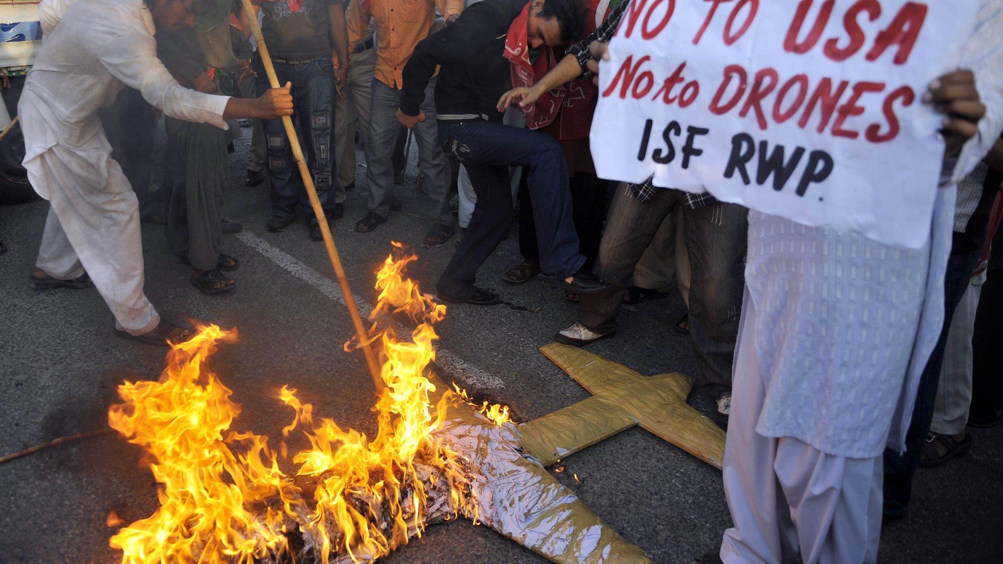 Protesters in Islamabad burn a replica drone (28 Oct 2011)