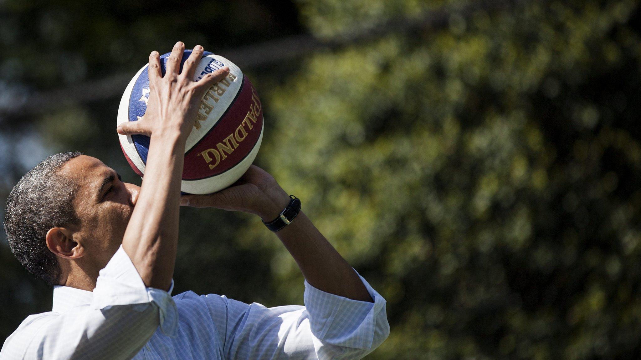 Barack Obama about to shoot a basketball