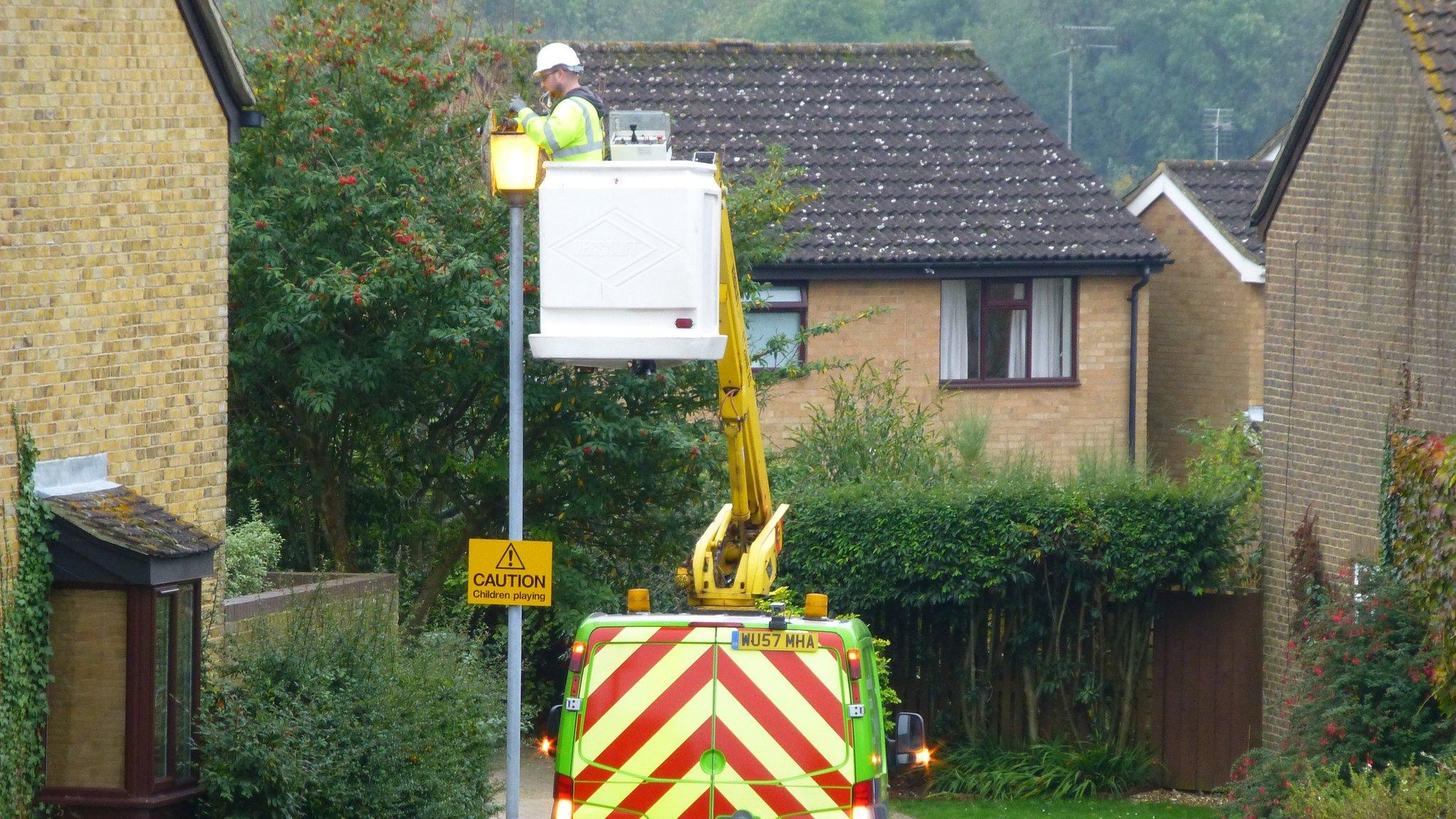 Scottish and Southern Electric fixing the street light in Horndean