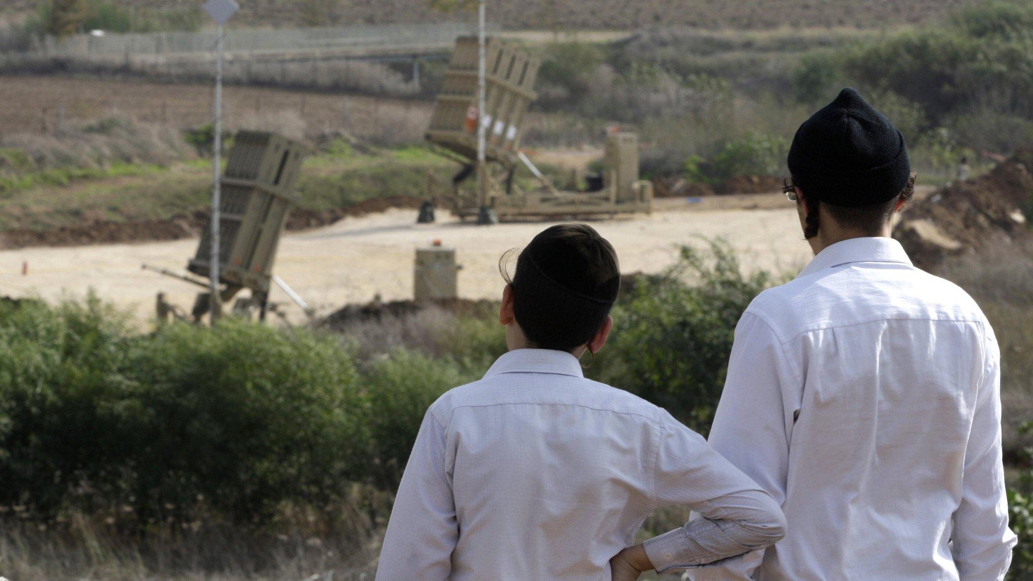 Israelis look at the Iron Dome near Tel Aviv on 19/11/12