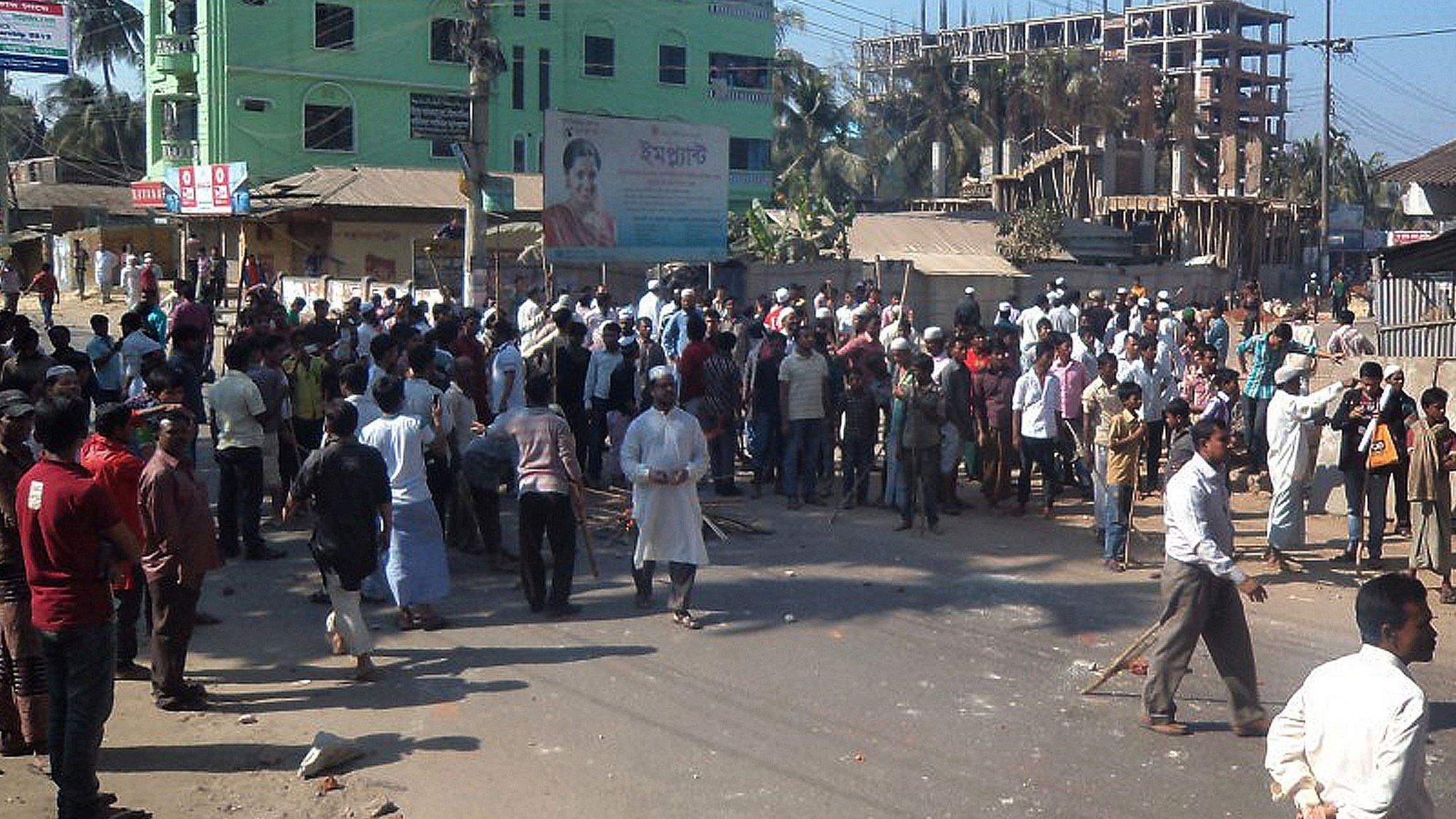 Jamaat-e-Islami activists block the road during clashes with police in Cox's Bazar in the country's southeastern region on February 15, 2013