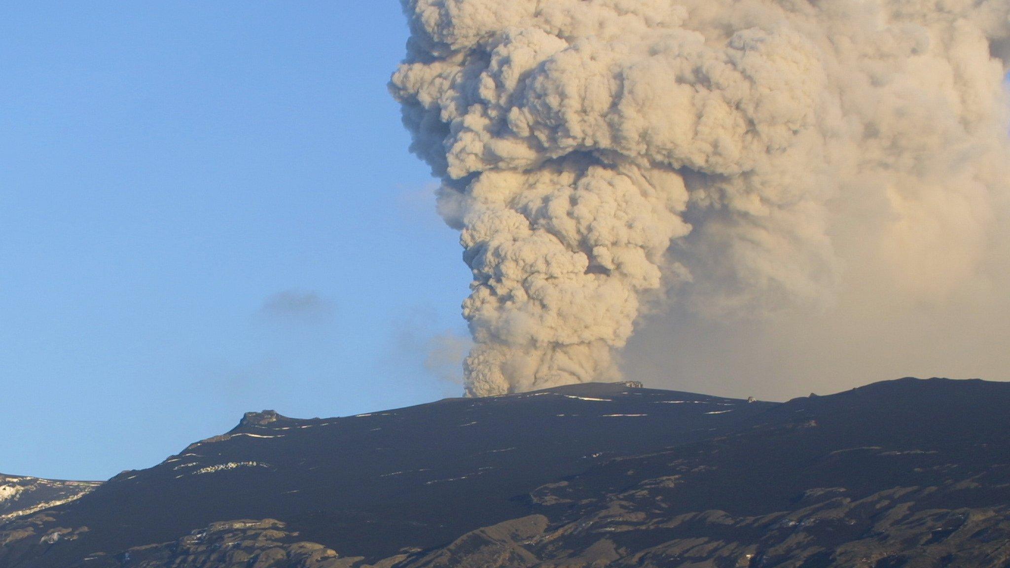 Ash plume from the Eyjafjallajokull volcano, Iceland (Image: Jon Short)