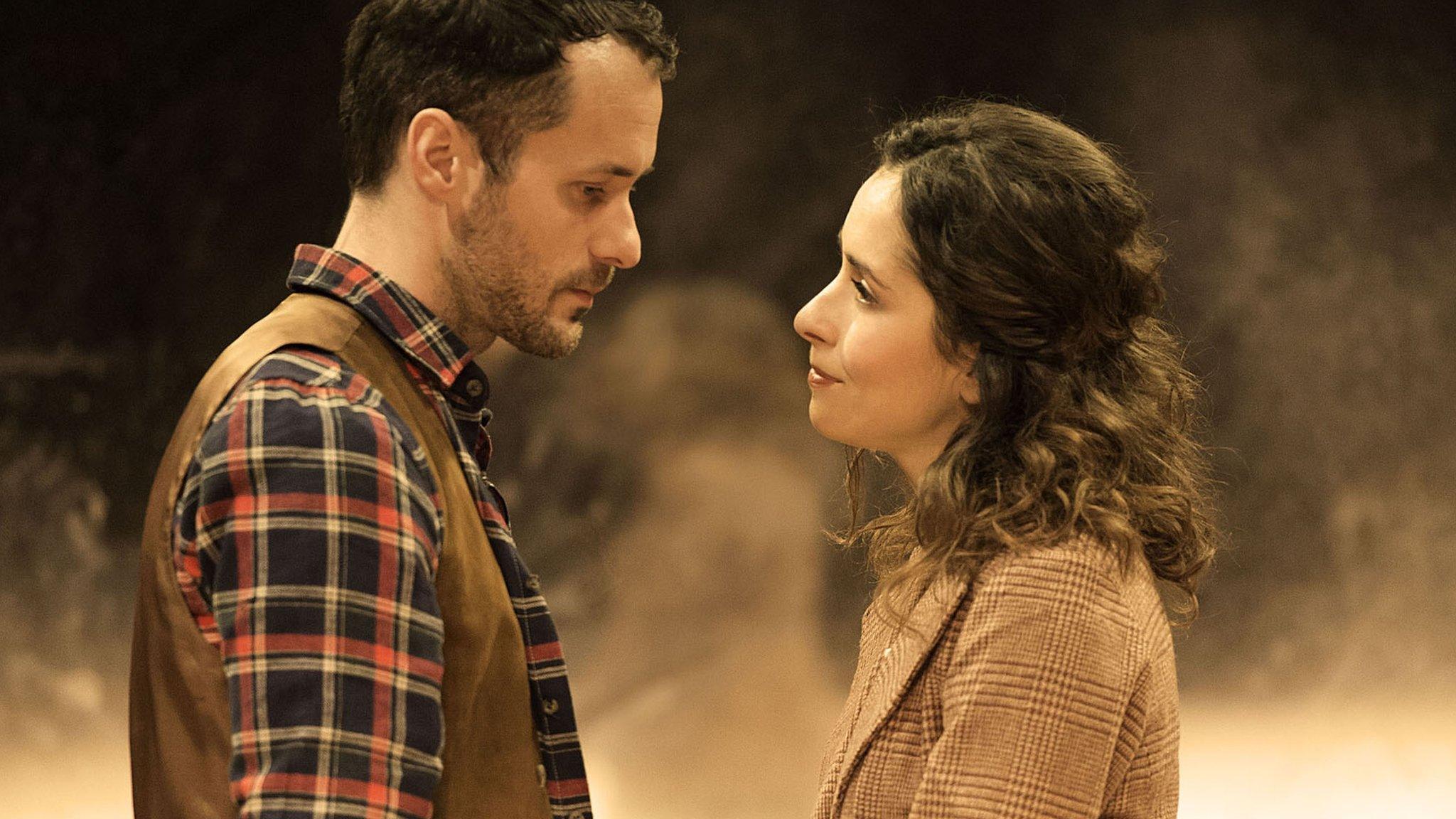 Declan Bennett (Guy) and Zrinka Cvitesic (Girl) in Once