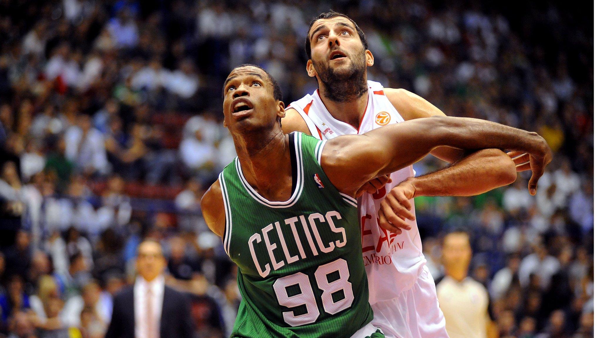 Jason Collins boxes out an opponent