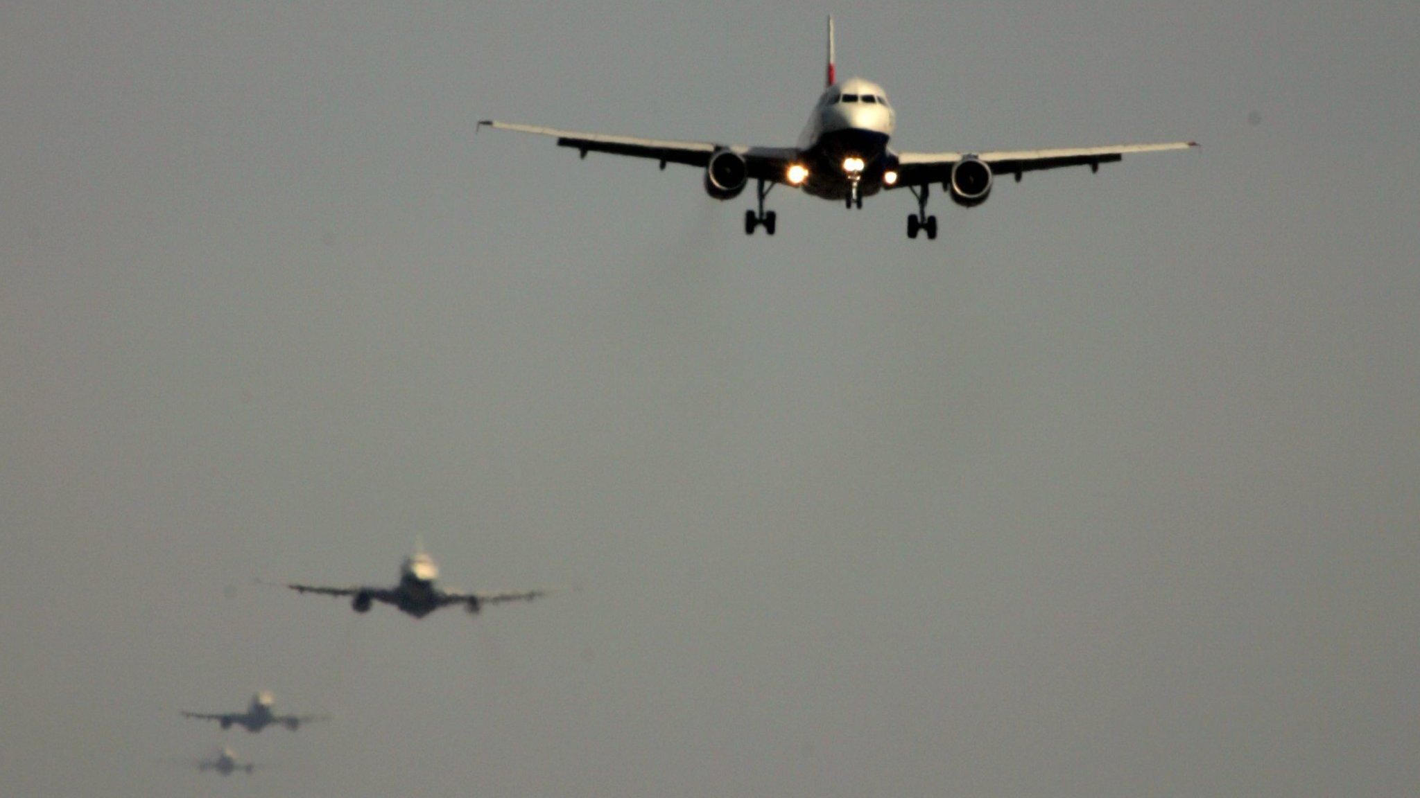 Aircraft queuing to land at Heathrow