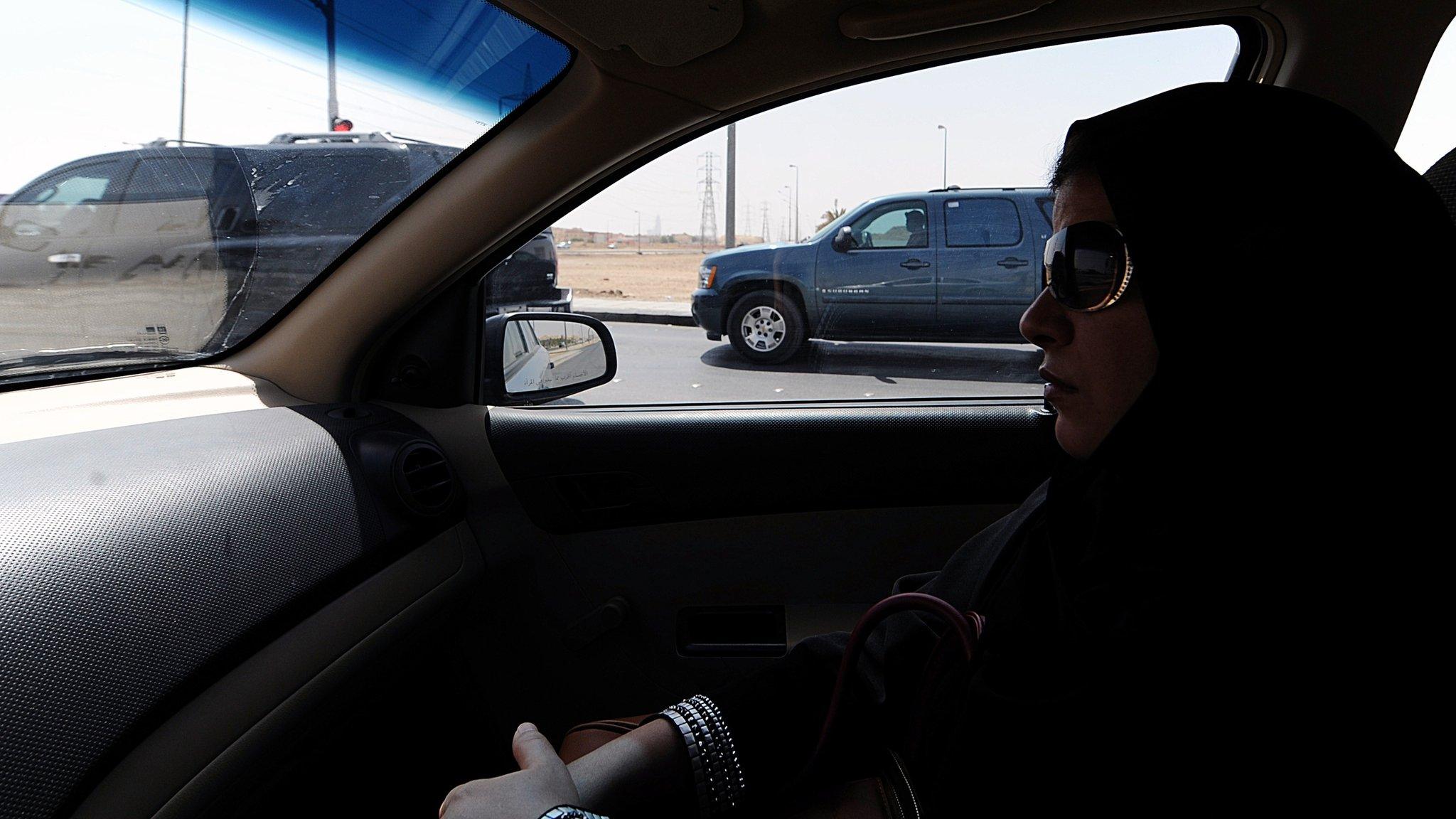 A Saudi woman sits in a vehicle as a passenger in Riyadh (22 Sept 2013)