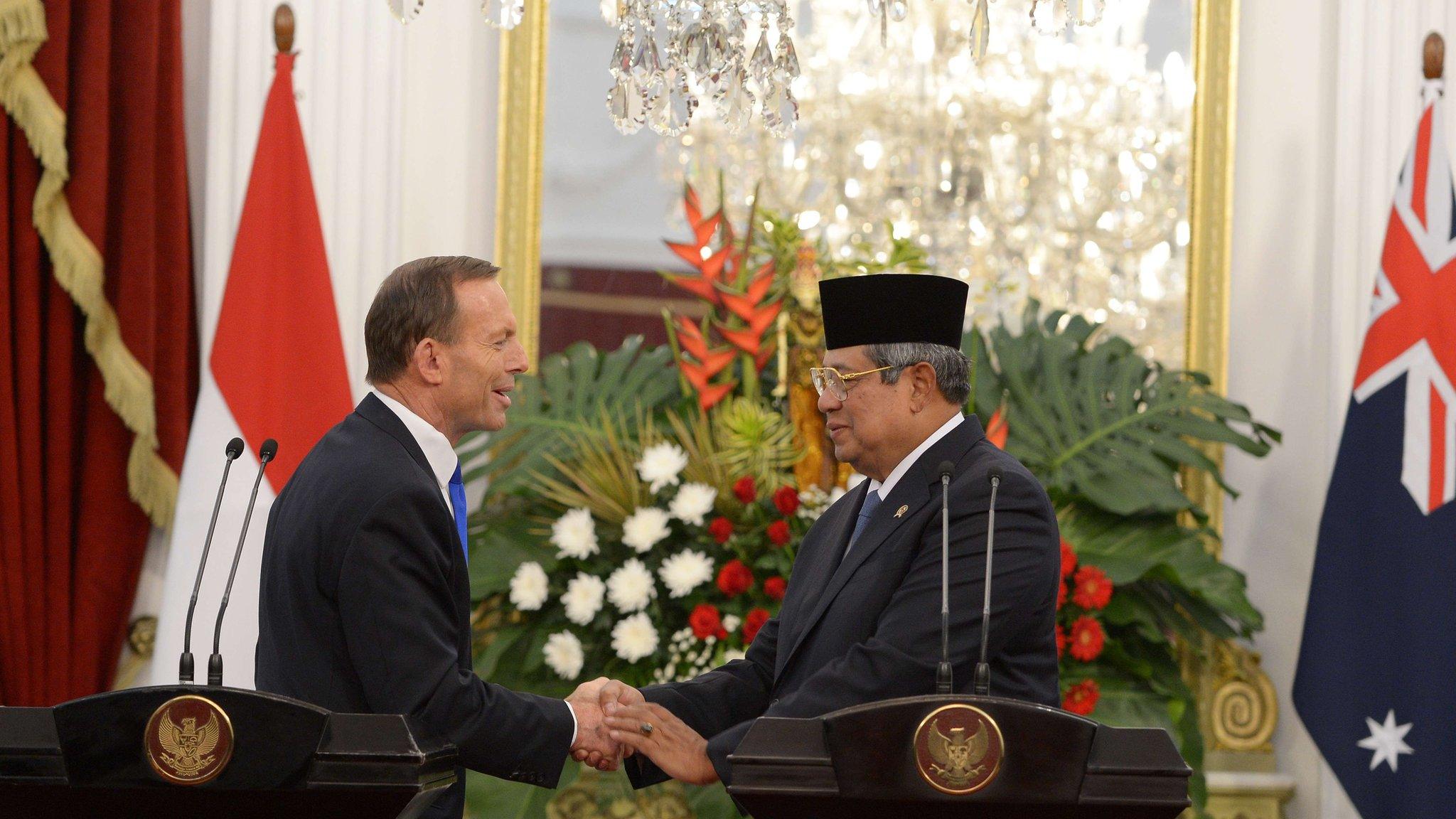 Indonesia's President Susilo Bambang Yudhoyono (R) shakes hands with Australia's Prime Minister Tony Abbott (L) after a joint statement at the presidential palace in Jakarta (30 September 2013)