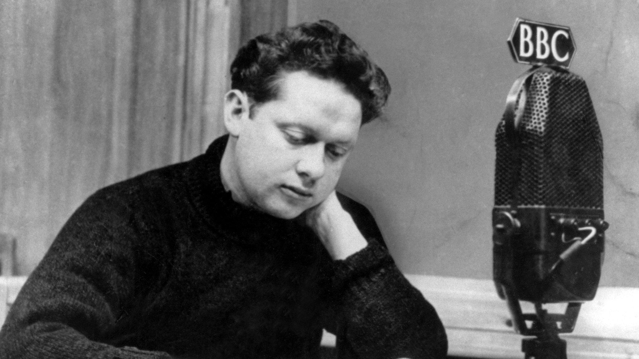 Dylan Thomas making a broadcast at the 鶹Լ in 1946