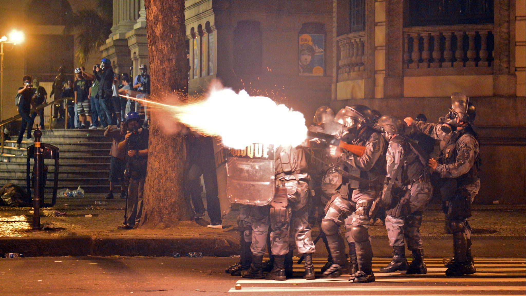 Police in Rio de Janeiro (15 October 2013)