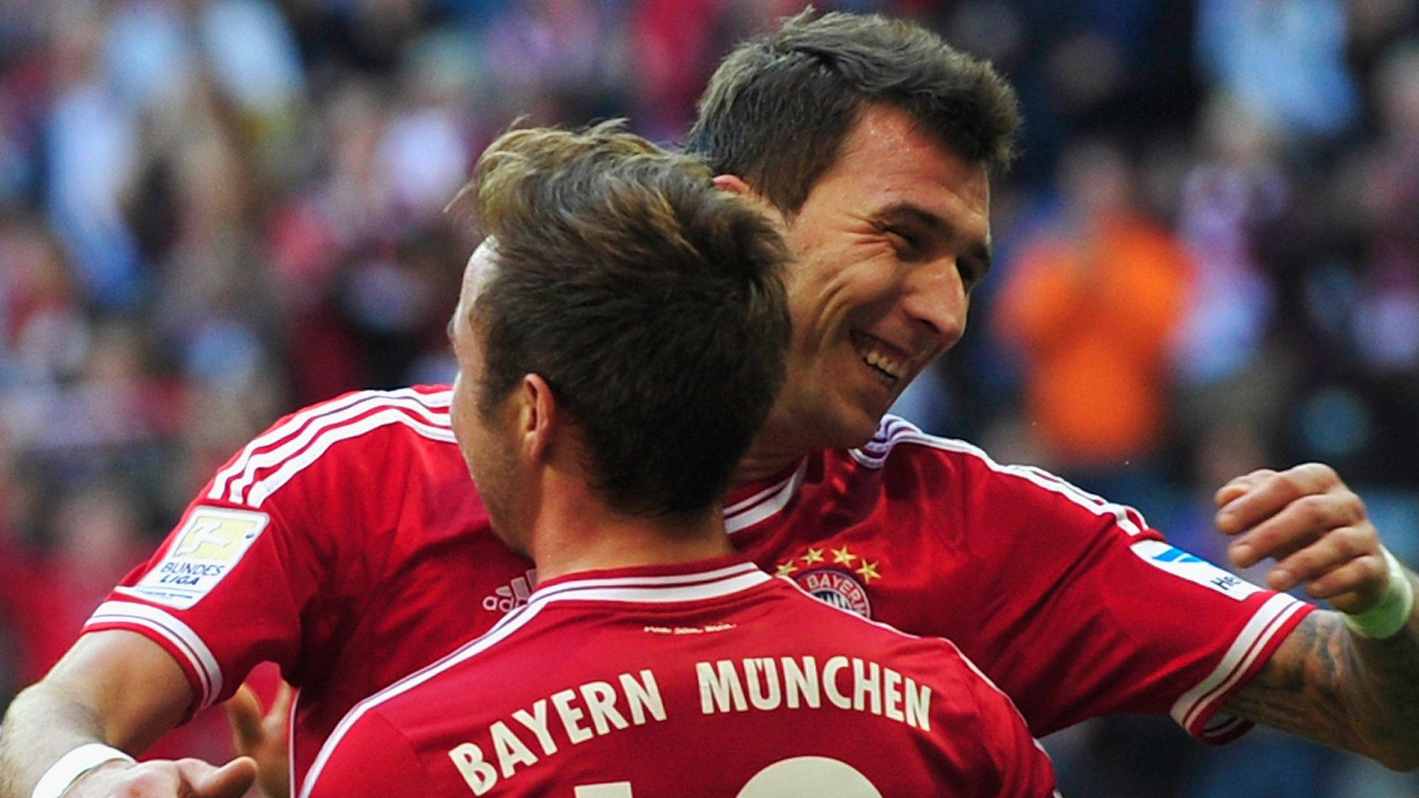 Bayern Munich's Mario Mandzukic celebrates with team-mate Mario Gotze