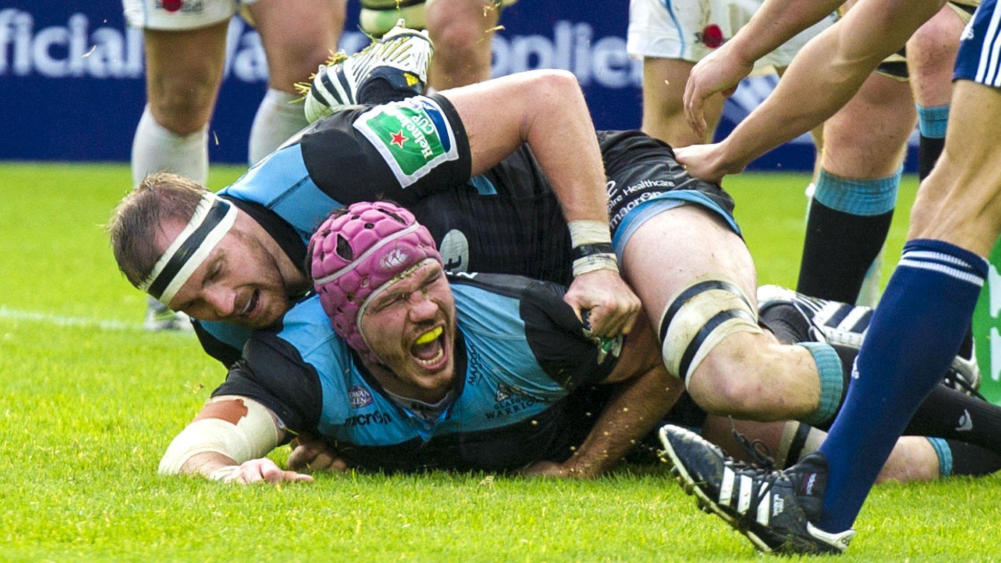 Glasgow's Tim Swinson scores a try against Exeter