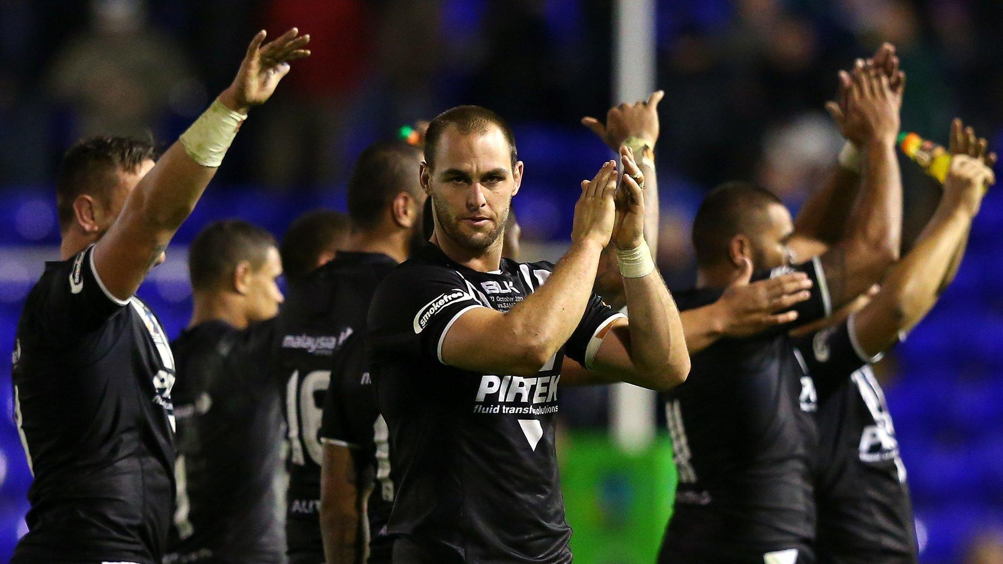 New Zealand captain Simon Mannering (centre) applauds the crowd after his side's win over Samoa