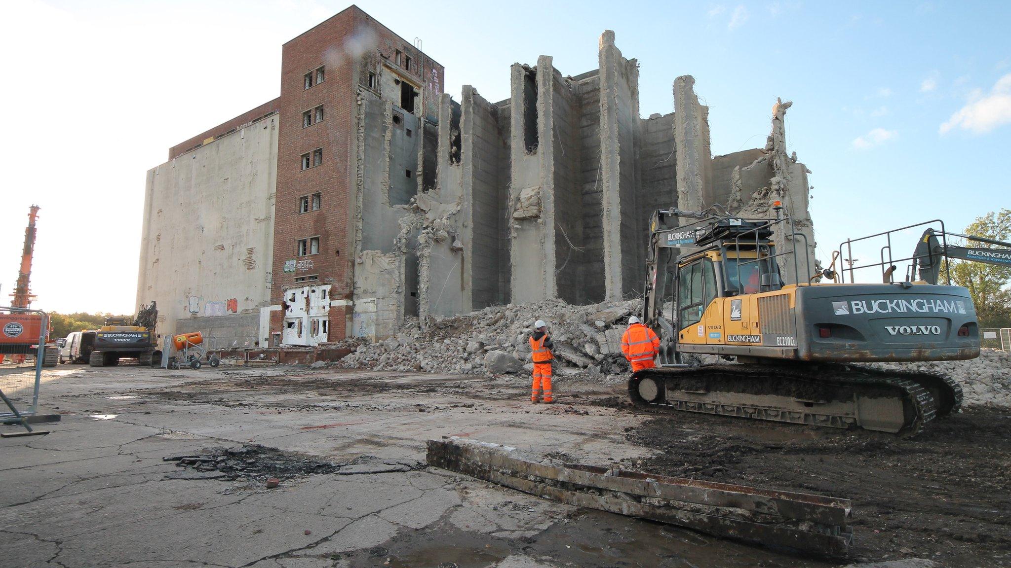 Water Eaton Grain Silo being demolished