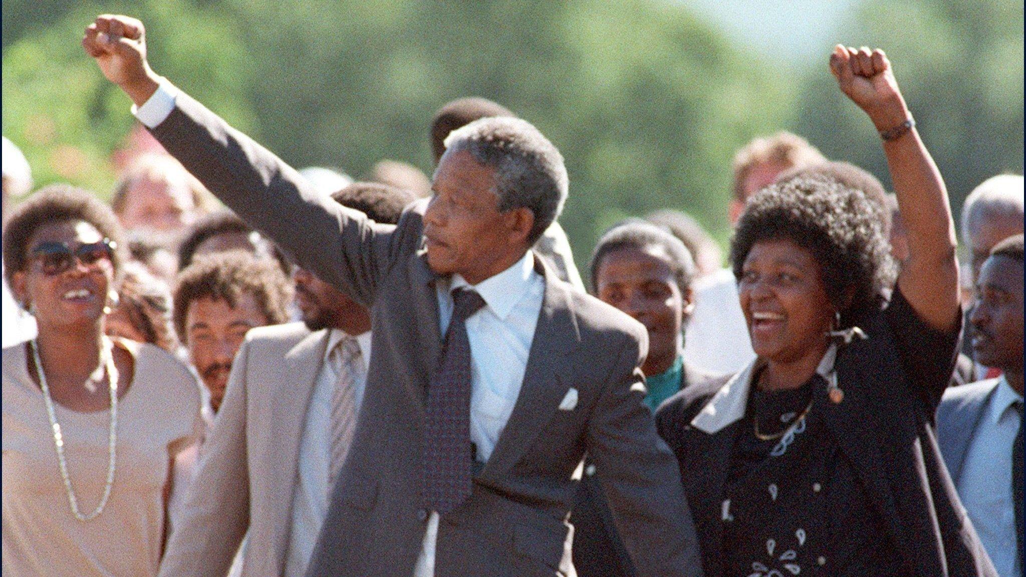 Mandela raises arm