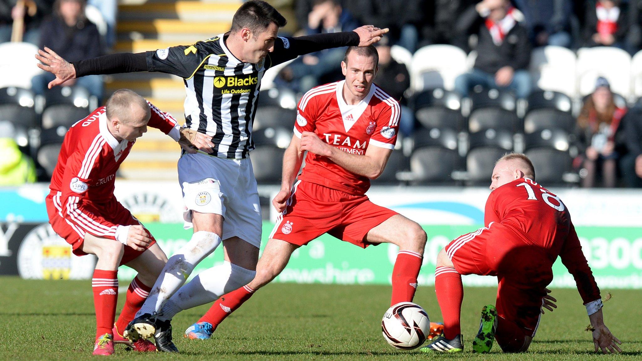 St Mirren and Aberdeen players