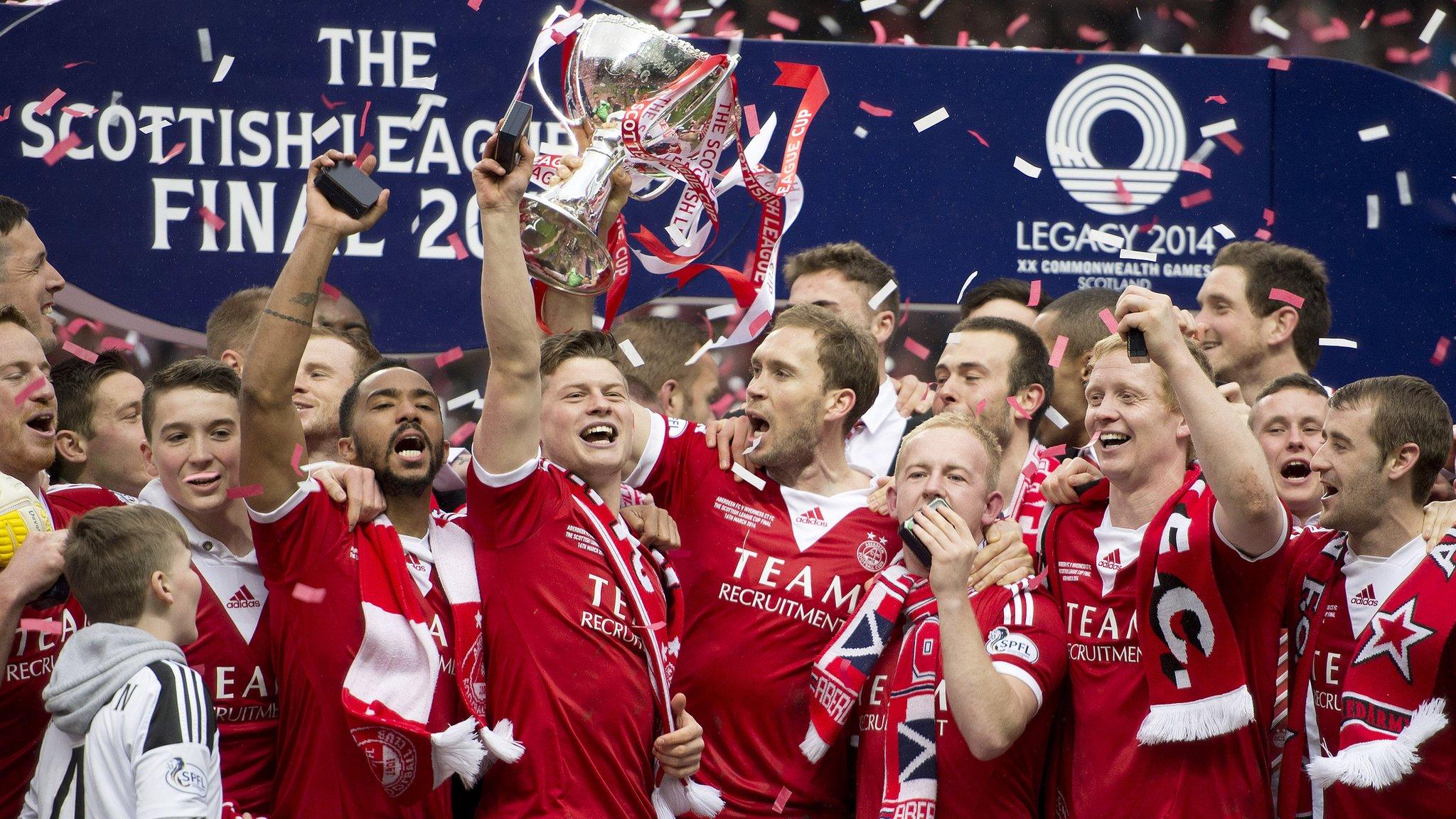 Aberdeen players celebrating with the Scottish League Cup