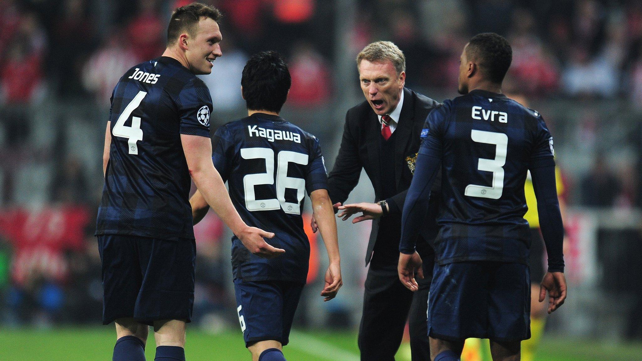 David Moyes speaks to some Manchester United players during the defeat by Bayern Munich