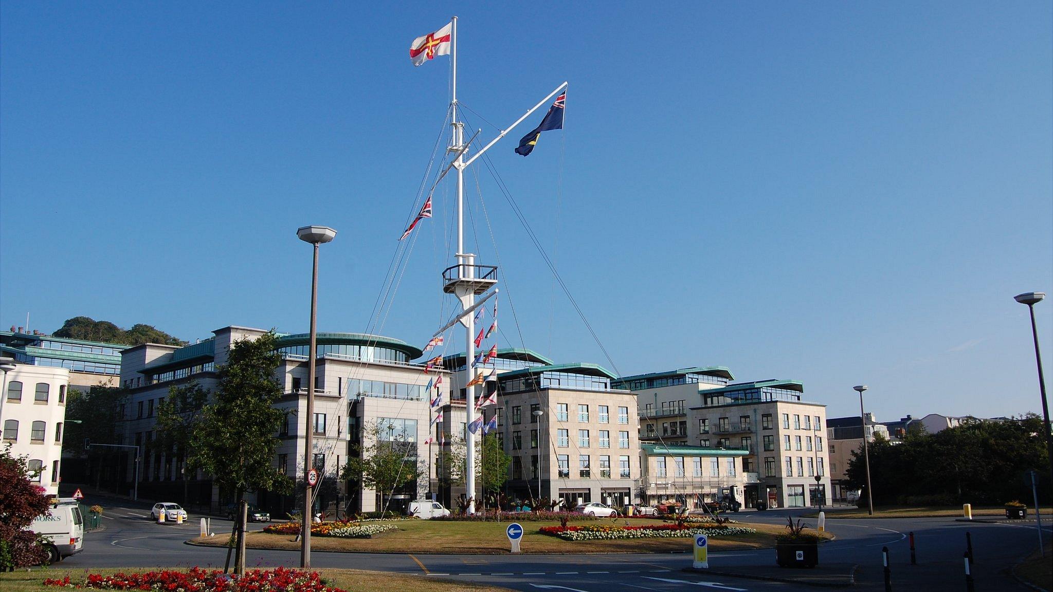 Mast on the weighbridge roundabout, Guernsey