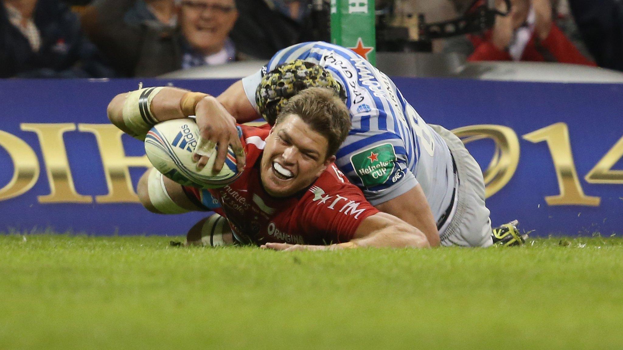 Juan Smith scores a try for Toulon