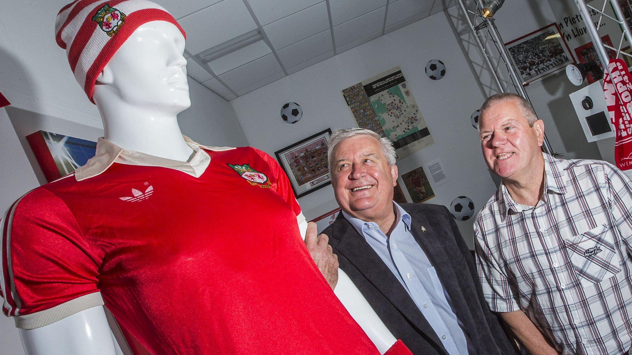 Former Wrexham FC star Dixie McNeil (l) and Wrexham fan Geoff Reynolds