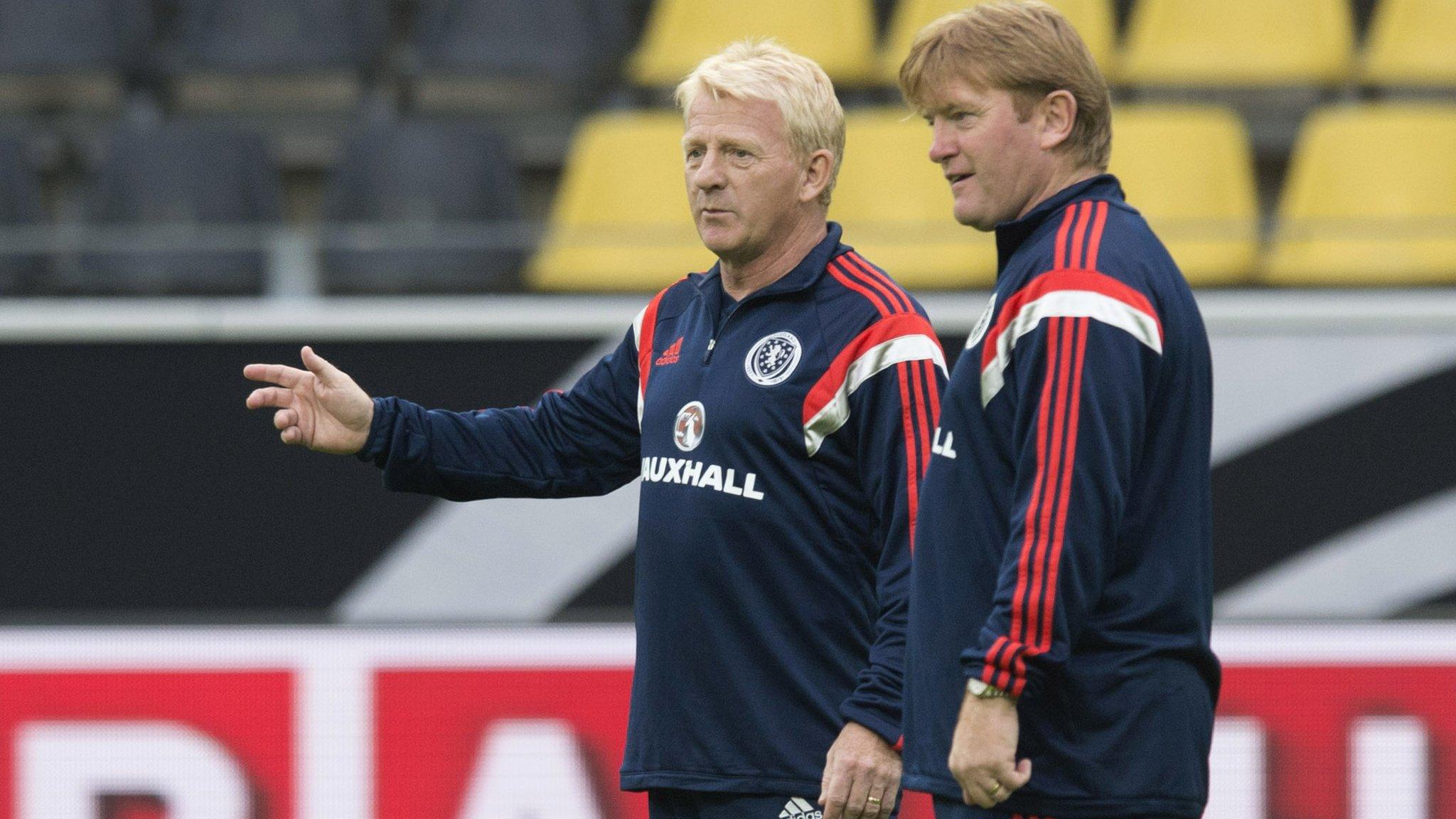 Stuart McCall with Scotland boss Gordon Strachan