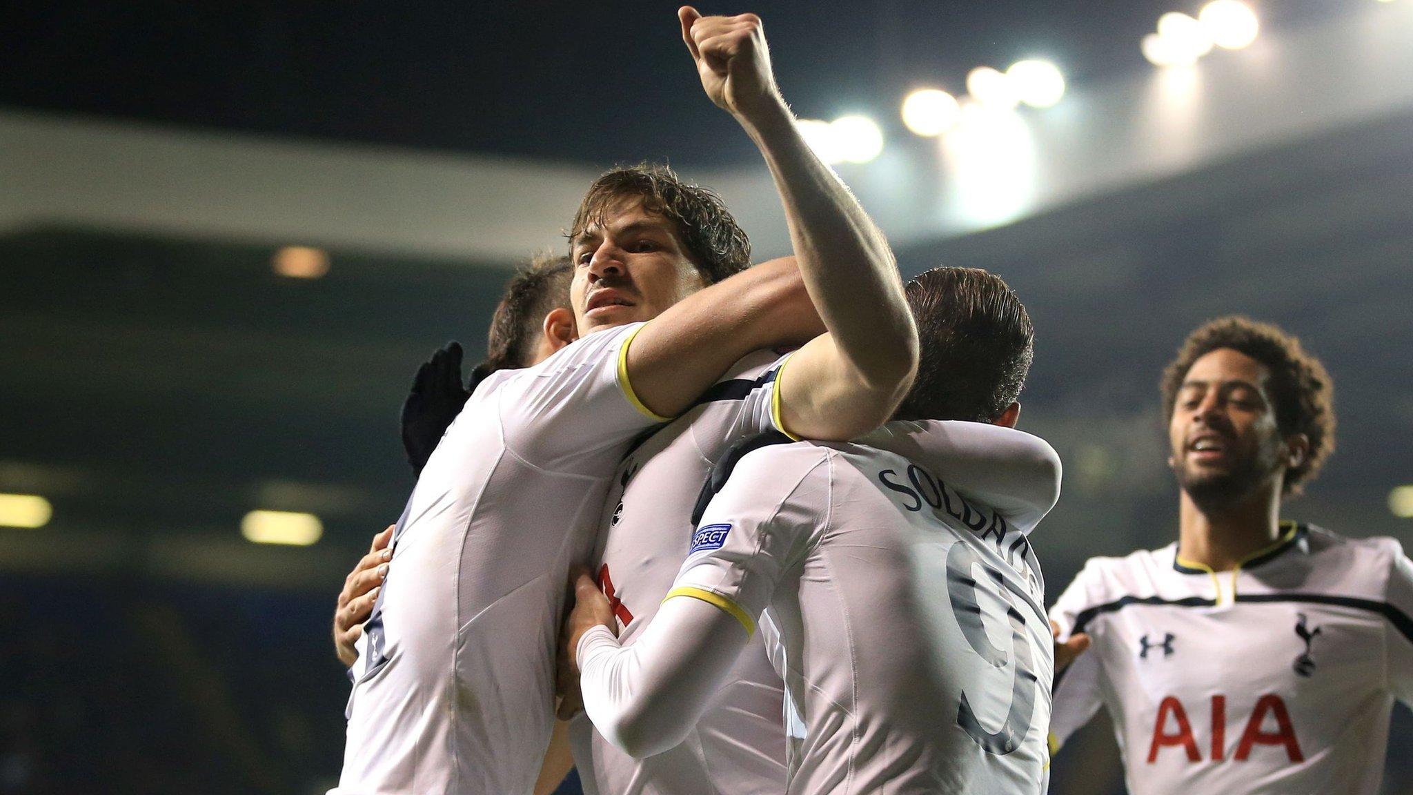 Benjamin Stambouli celebrates for Spurs