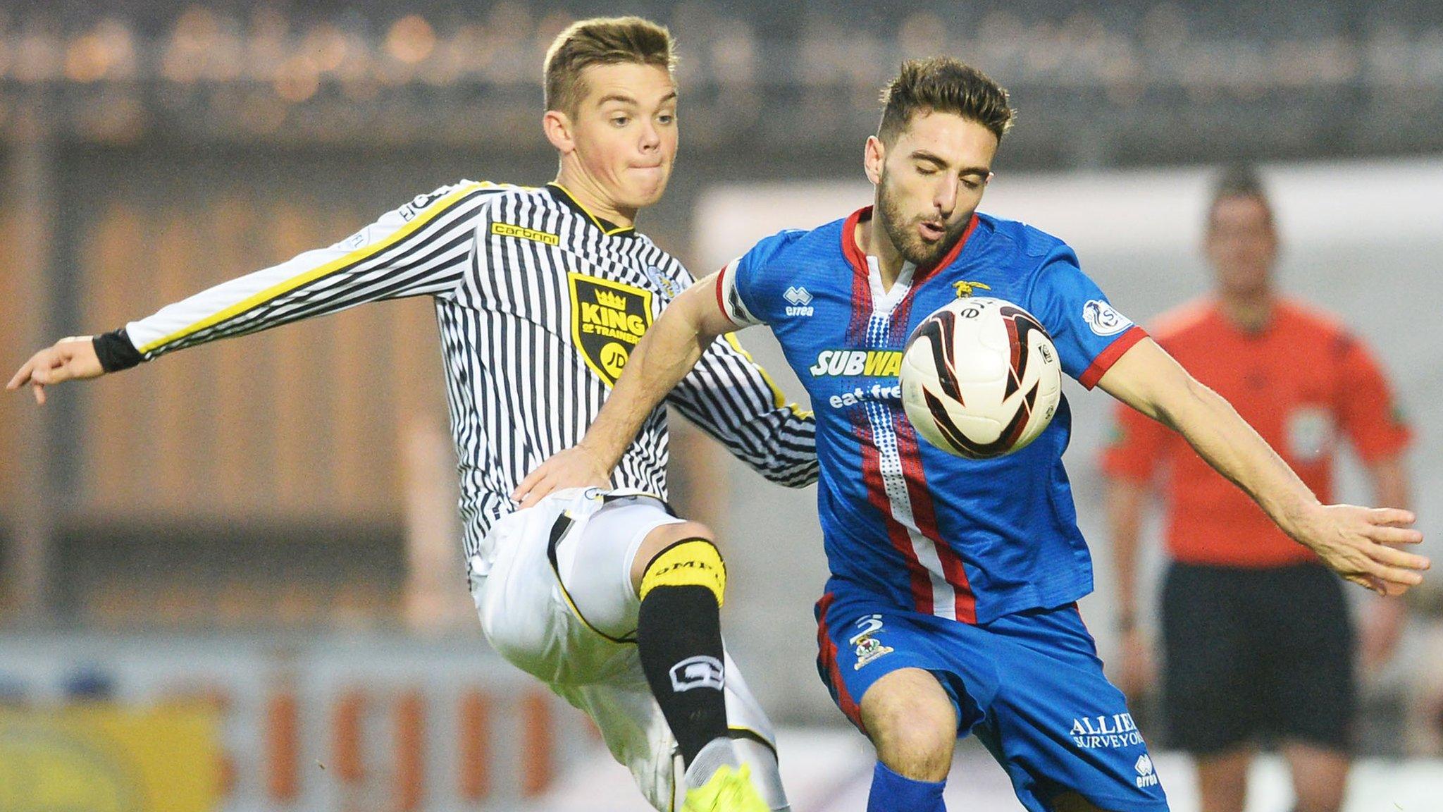 St Mirren's Thomas Reilly (left) challenges Greame Shinnie