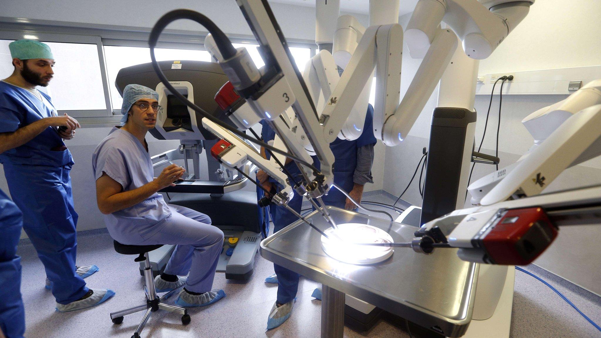 A surgeon sits at the console of the Da Vinci surgical robot (file picture, November 2014 ) in Villejuif, Paris