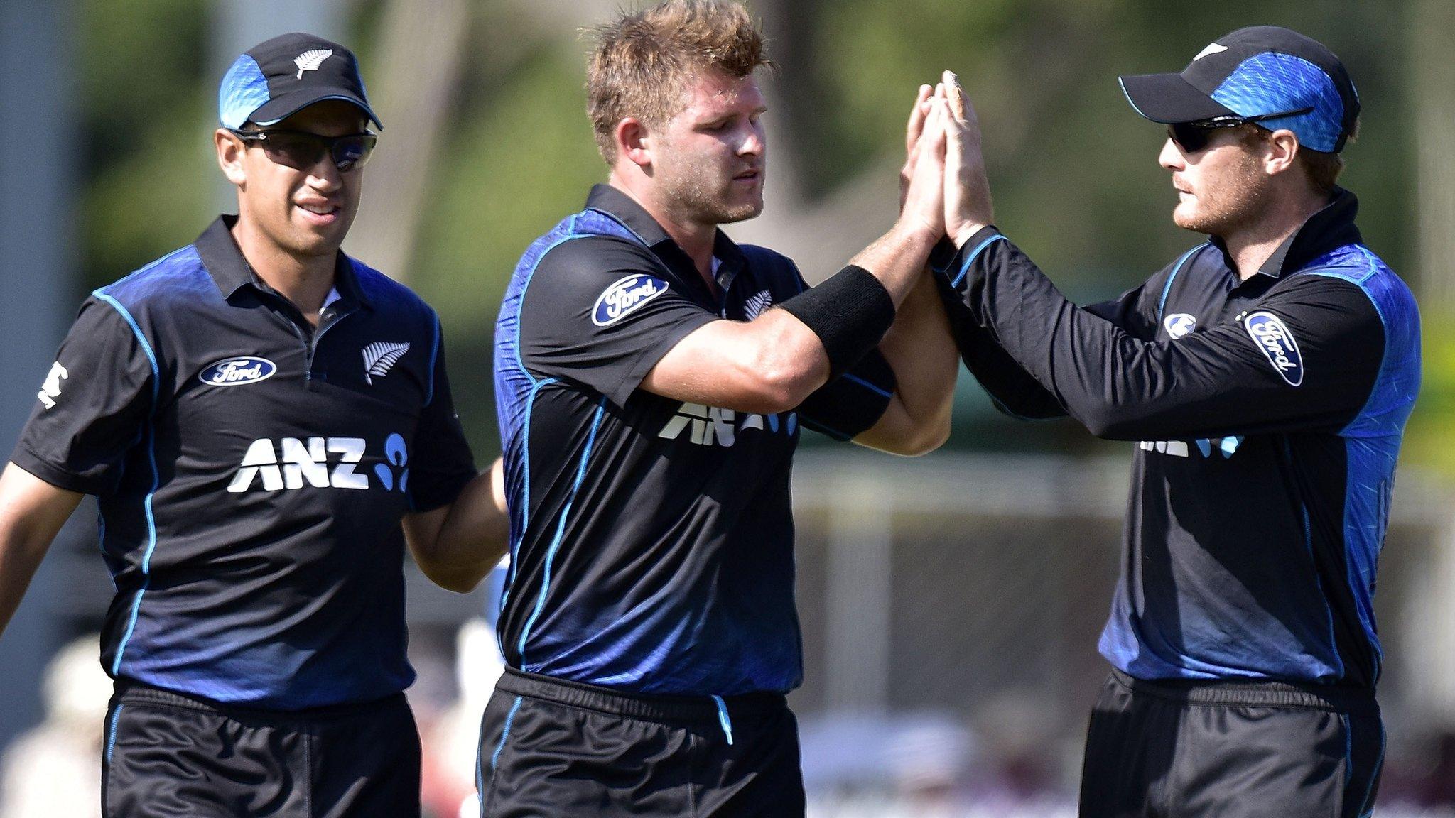 New Zealand celebrate another Sri Lanka wicket in Dunedin