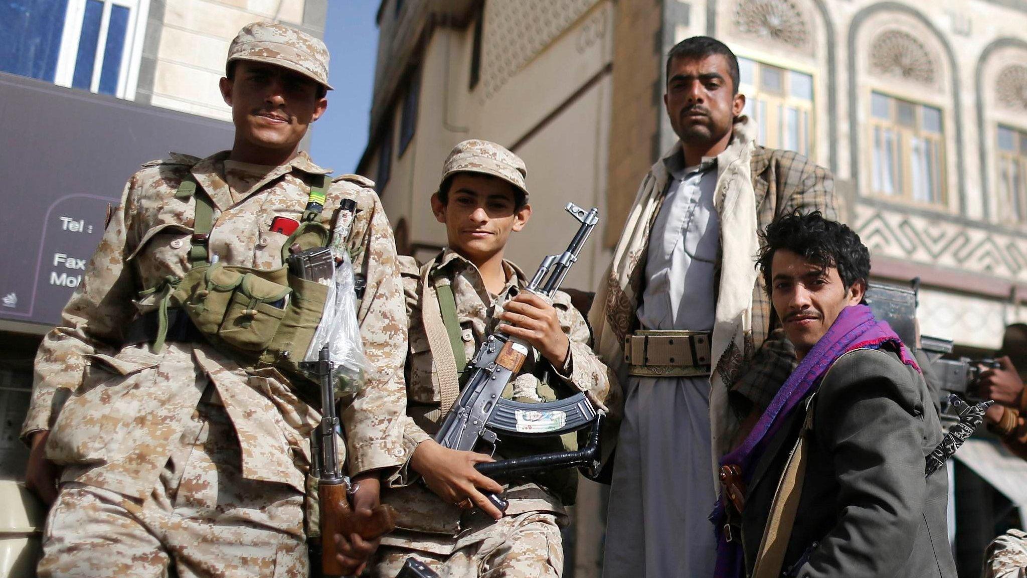 Houthi fighters ride a pick-up while patrolling a street in Sanaa, Yemen (21 January 2015)