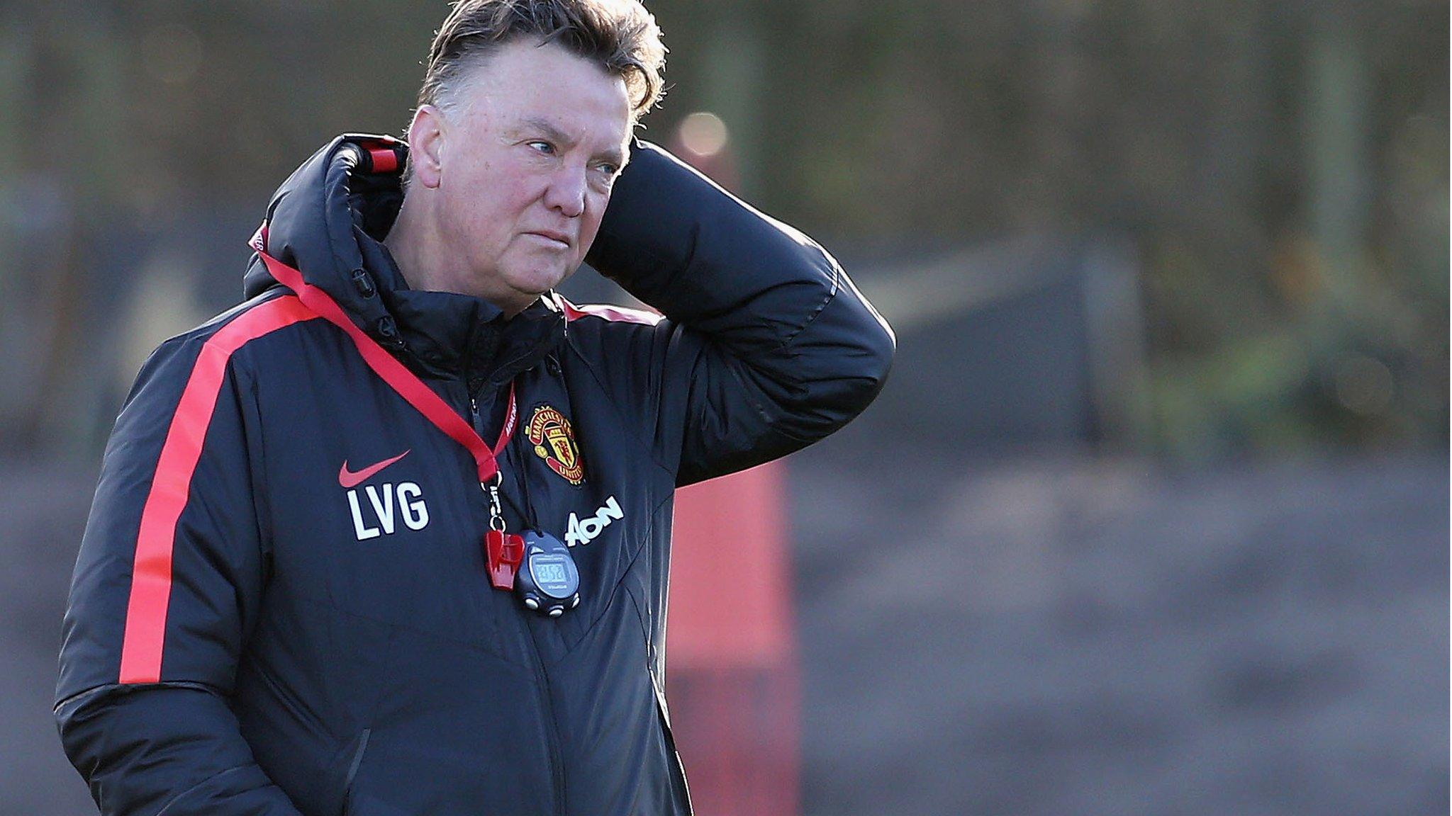 Louis van Gaal refereeing in training