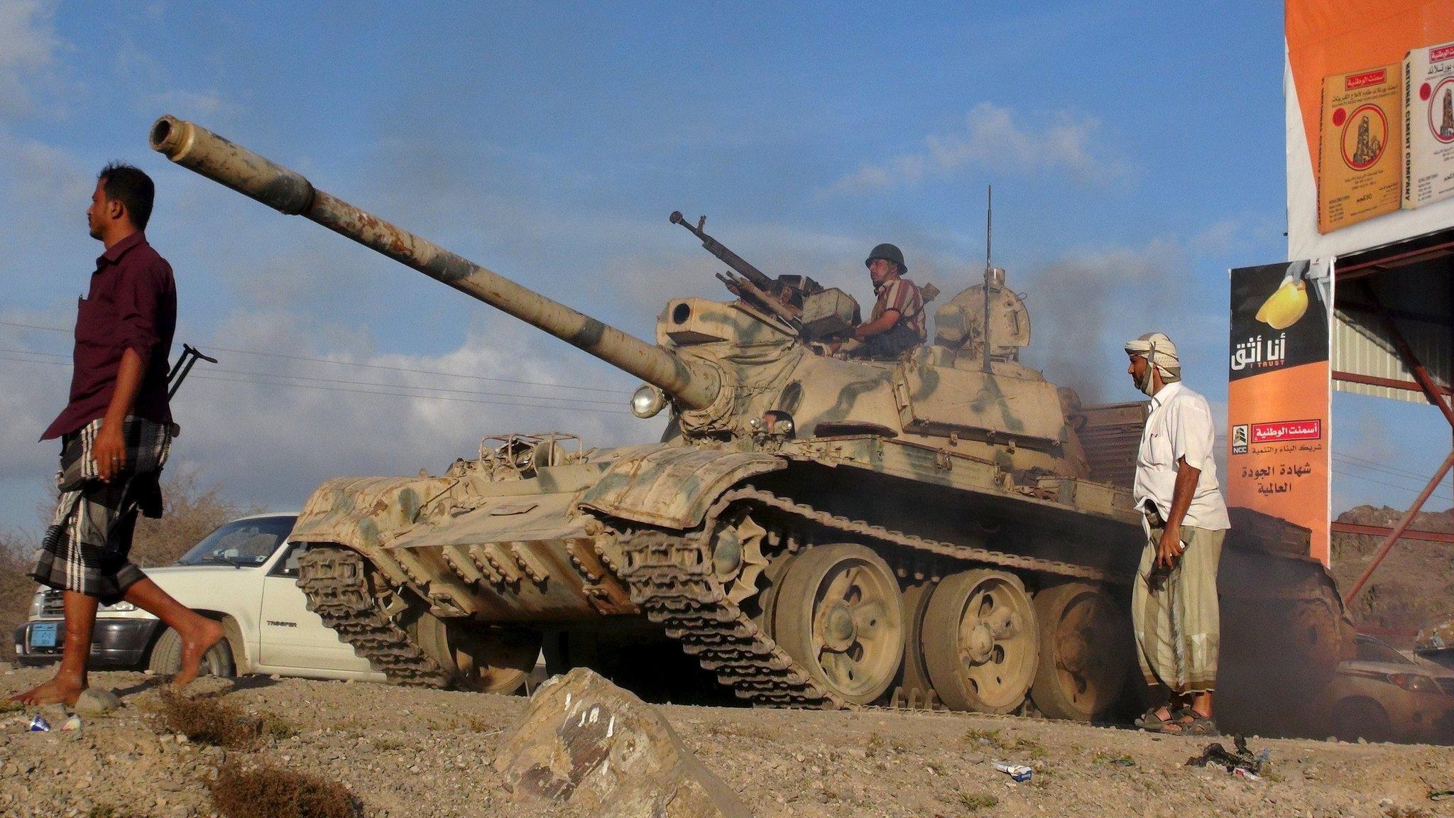 Militiamen loyal to Yemen's President Abdrabbuh Mansour Hadi take up positions on the frontline in Lahj province, Yemen (24 March 2015)