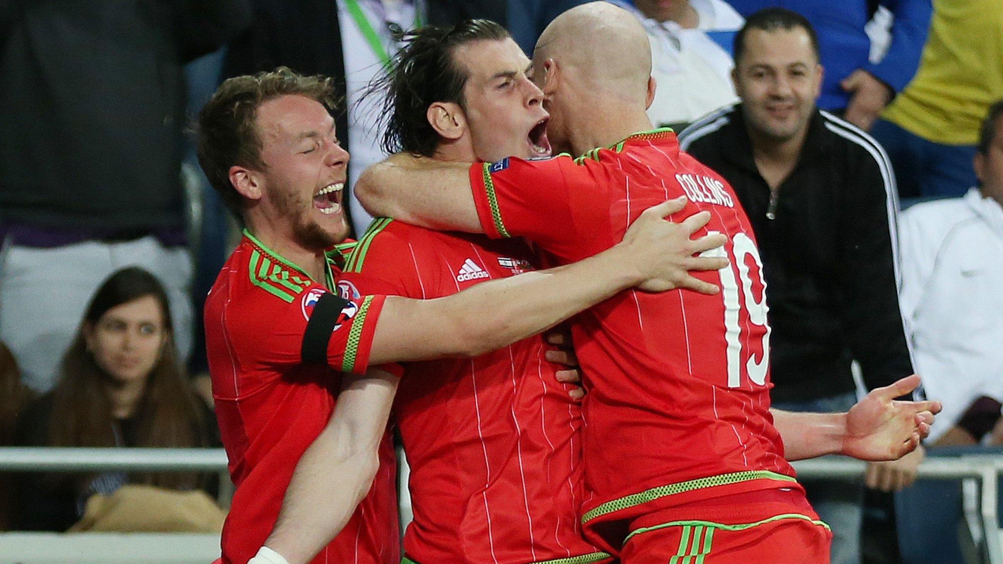 Gareth Bale (centre) celebrates