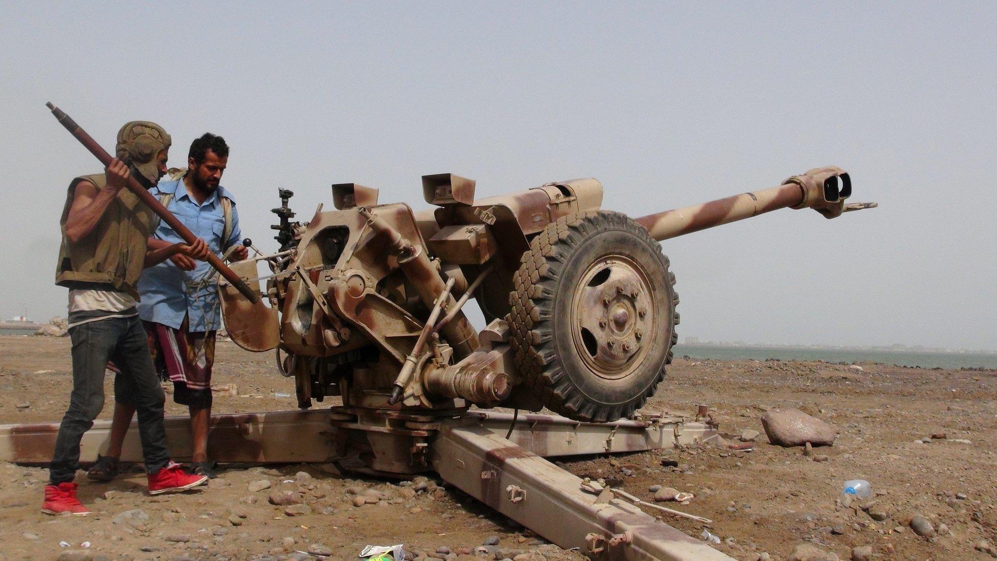 Fighters opposed to the Houthis in Aden on 9 April 2015