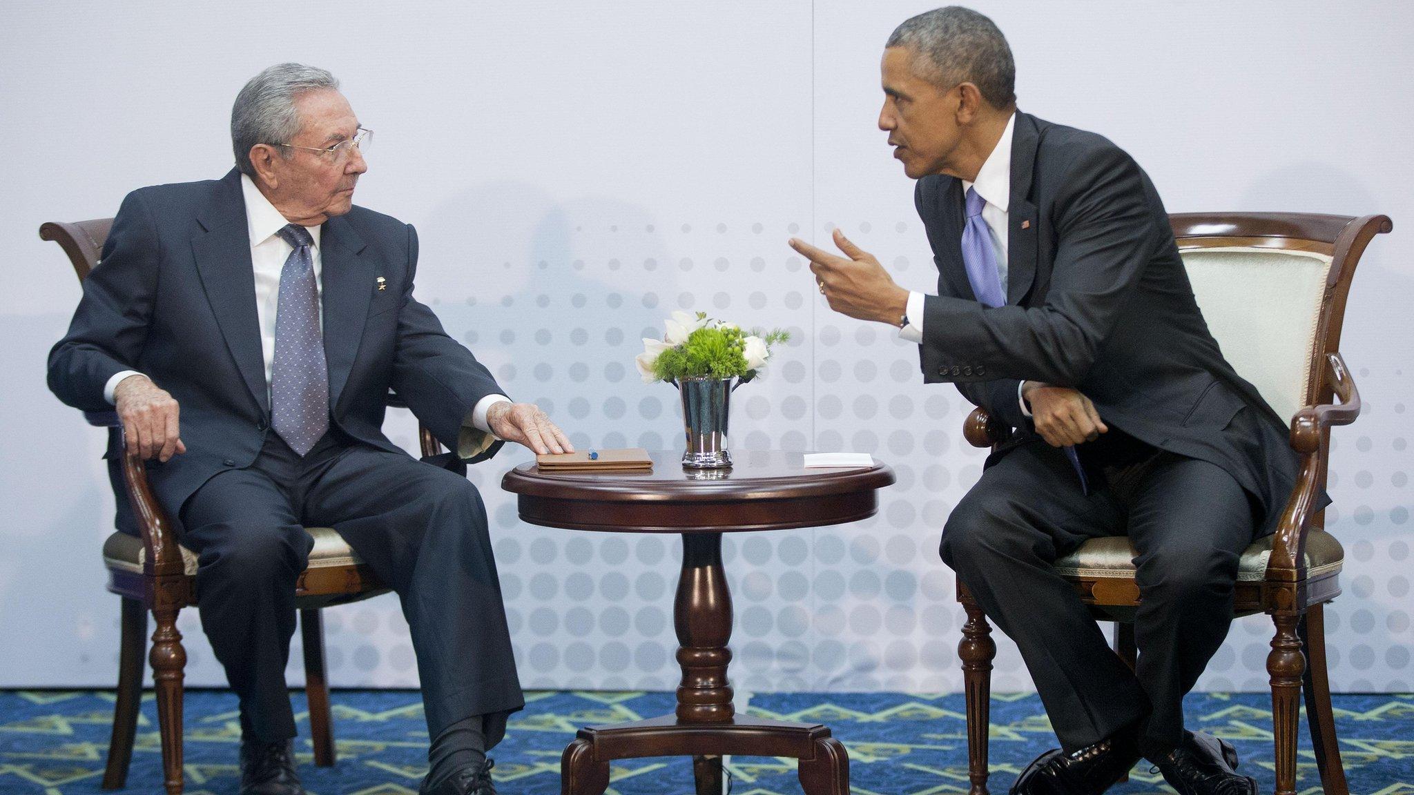 Raul Castro and Barack Obama in Panama City (11 April)