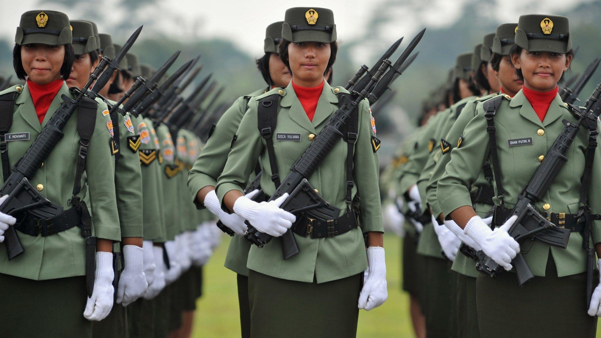 Female Indonesian soldiers stand in formation in Jakarta. (3 October 2010)