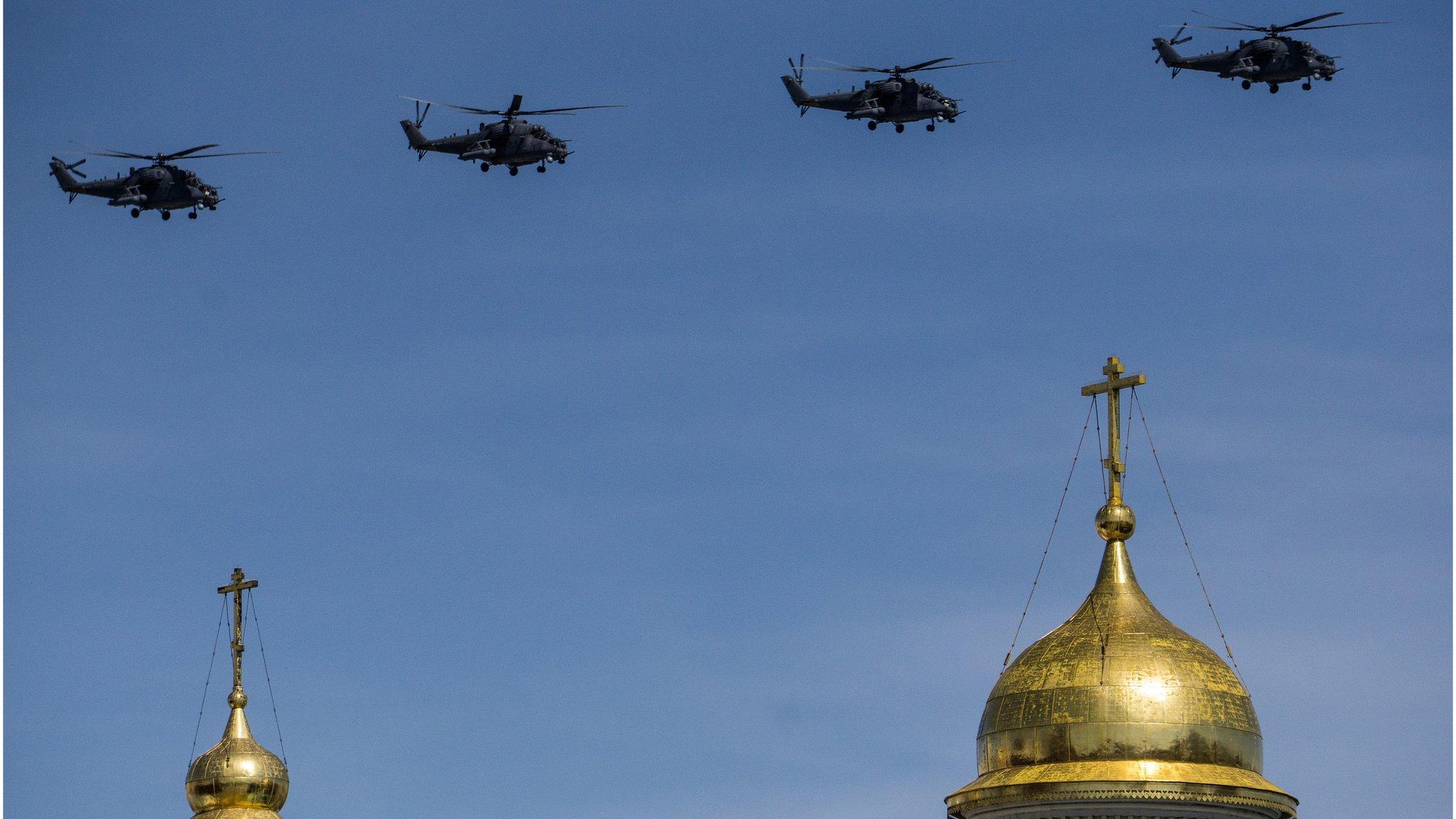 Military aircraft participate in a flyby during the final rehearsal ahead of celebrations to mark the 70th anniversary of the end of World War II in Moscow (7 May 2015)